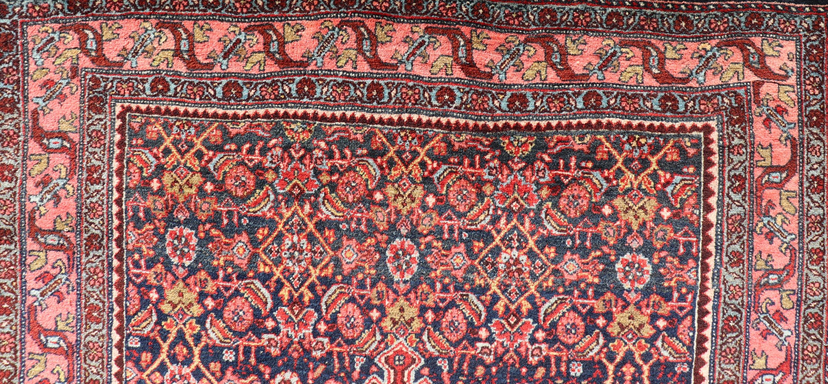 Antiker persischer Bidjar-Medaillon-Teppich mit blauem, rotem, rotem und rosafarbenem Medaillon-Design im Zustand „Gut“ im Angebot in Atlanta, GA