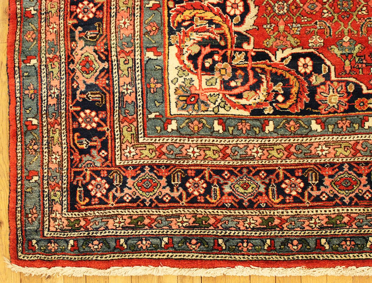 Noué à la main Tapis persan ancien Bidjar Oriental, de taille normale, avec médaillon central en vente