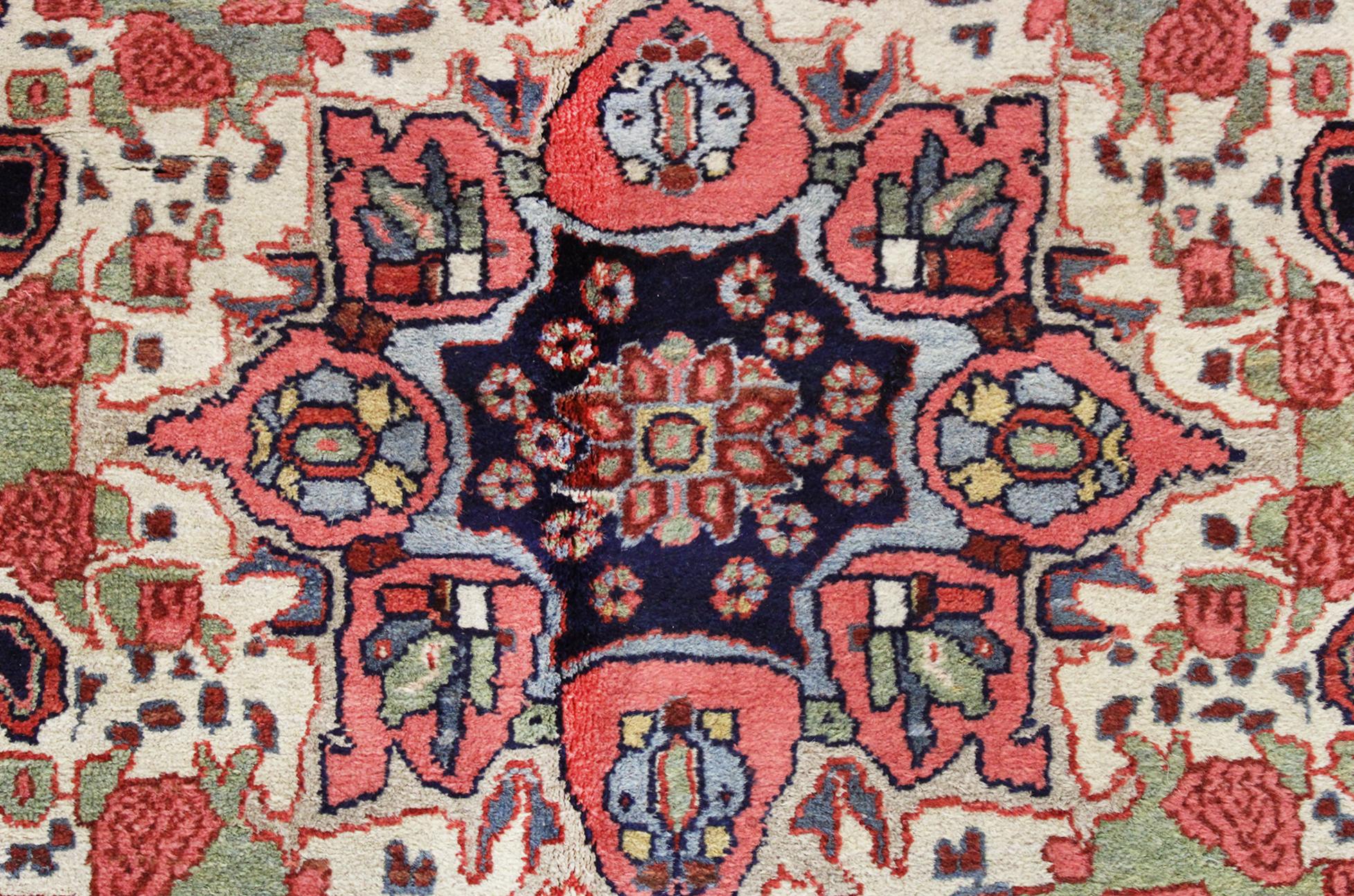 Antiker persischer Bidjar- Orientteppich, in Zimmergröße, mit zentralem Medaillon im Angebot 1