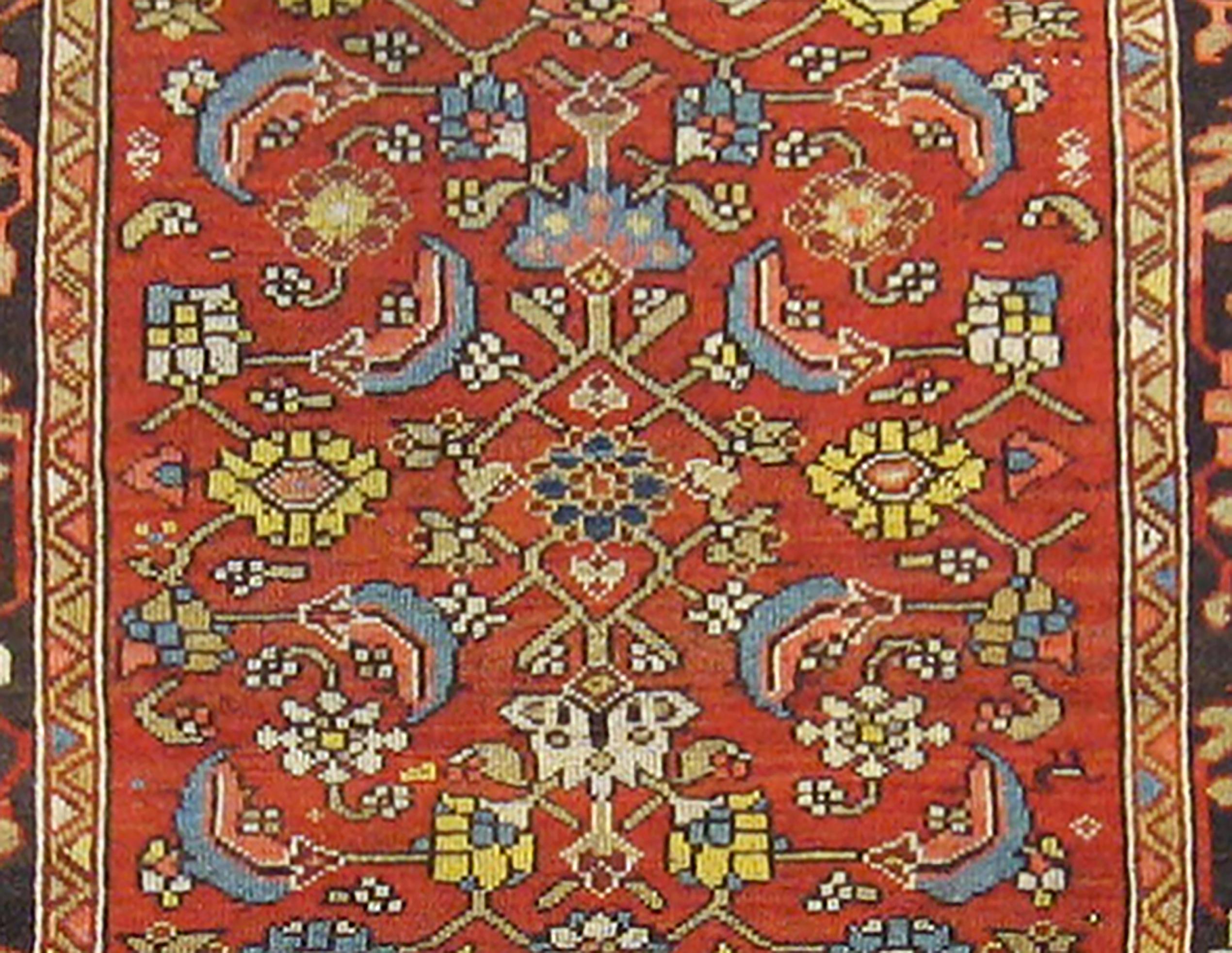 Annodato a mano Antico tappeto orientale persiano Bidjar, di piccole dimensioni, con disegno Herati in vendita