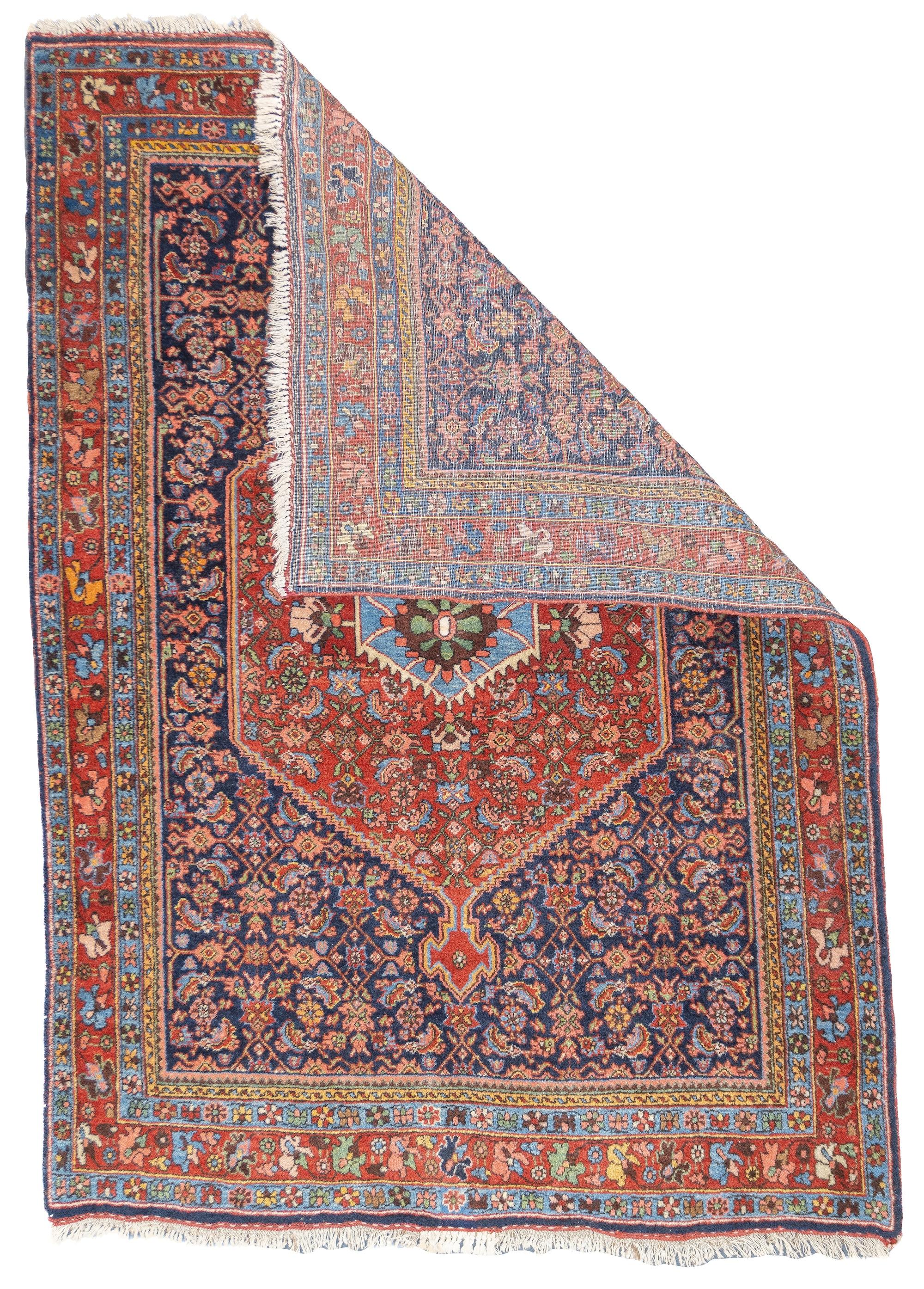 Antiker persischer Bidjar-Teppich 3'8'' x 5'2''. Kurdische Teppiche der namensgebenden Stadt und ihrer Umgebung, oft in Zimmer- oder größeren Formaten. Vor 1920 ausschließlich Wolle, danach Baumwollkettfäden. Medaillon und Allover-Muster. Schwer und
