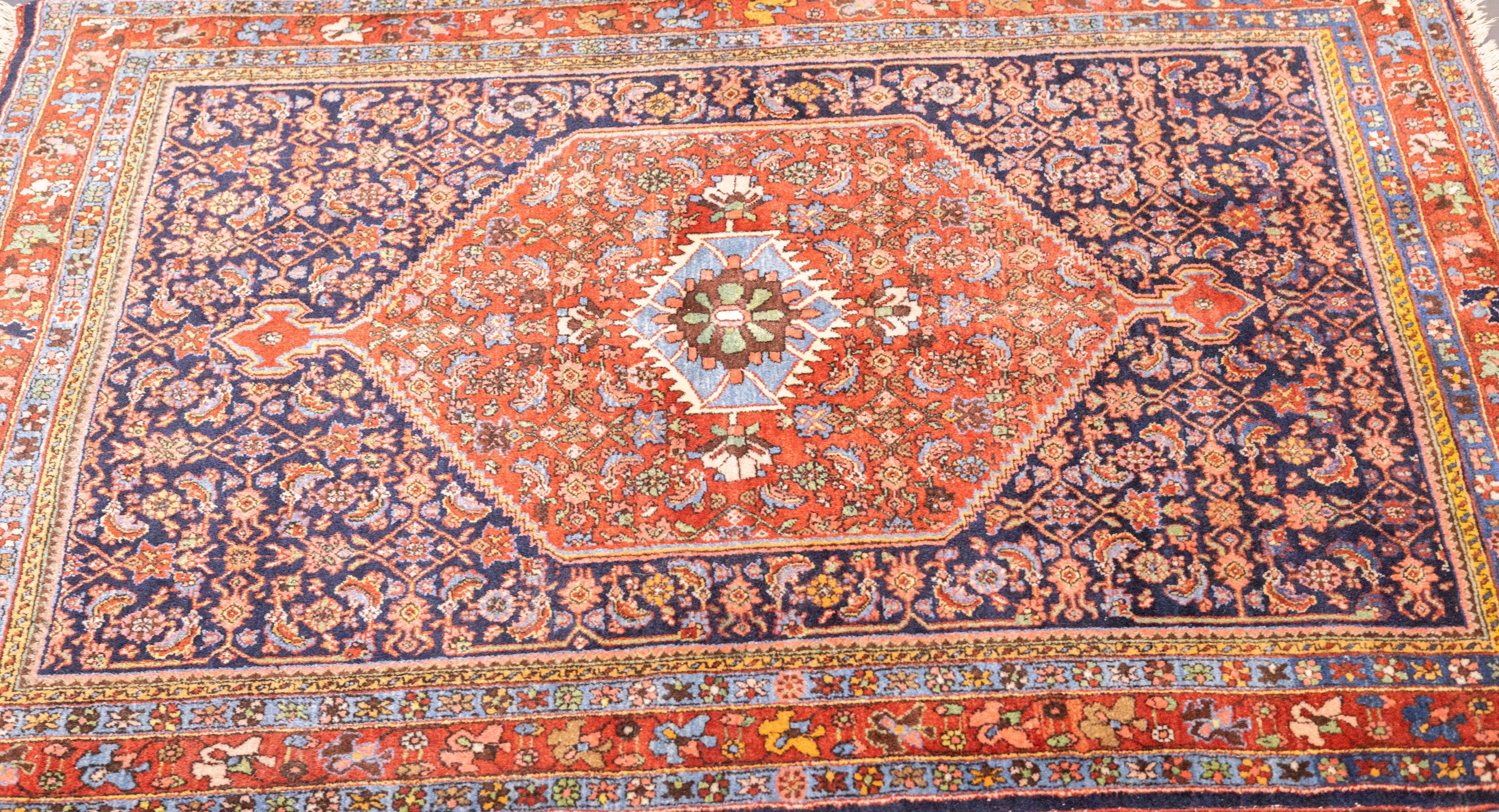 Antiker persischer Bidjar-Teppich 3'8'' x 5'2'' (Handgeknüpft) im Angebot