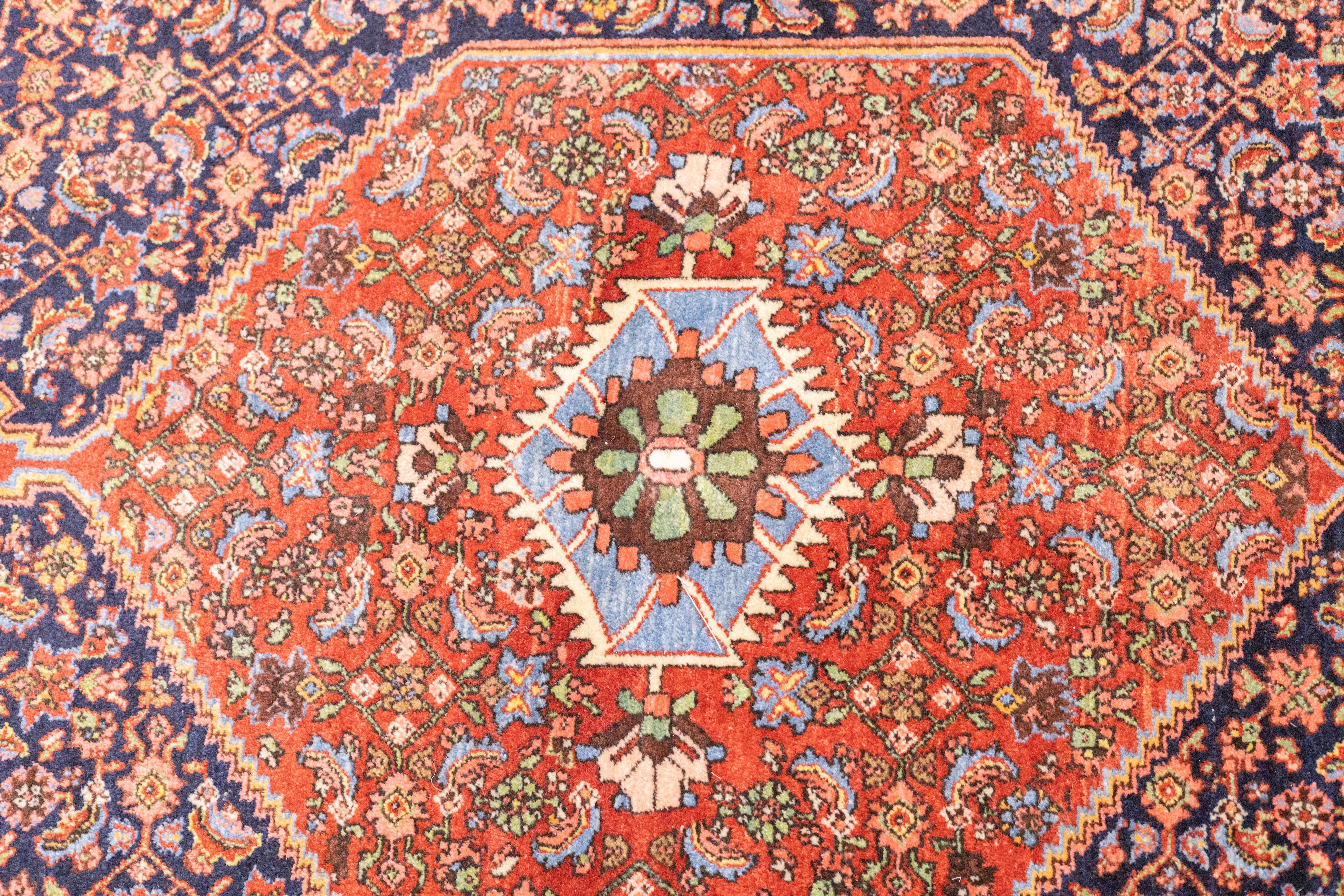 Antiker persischer Bidjar-Teppich 3'8'' x 5'2'' (20. Jahrhundert) im Angebot