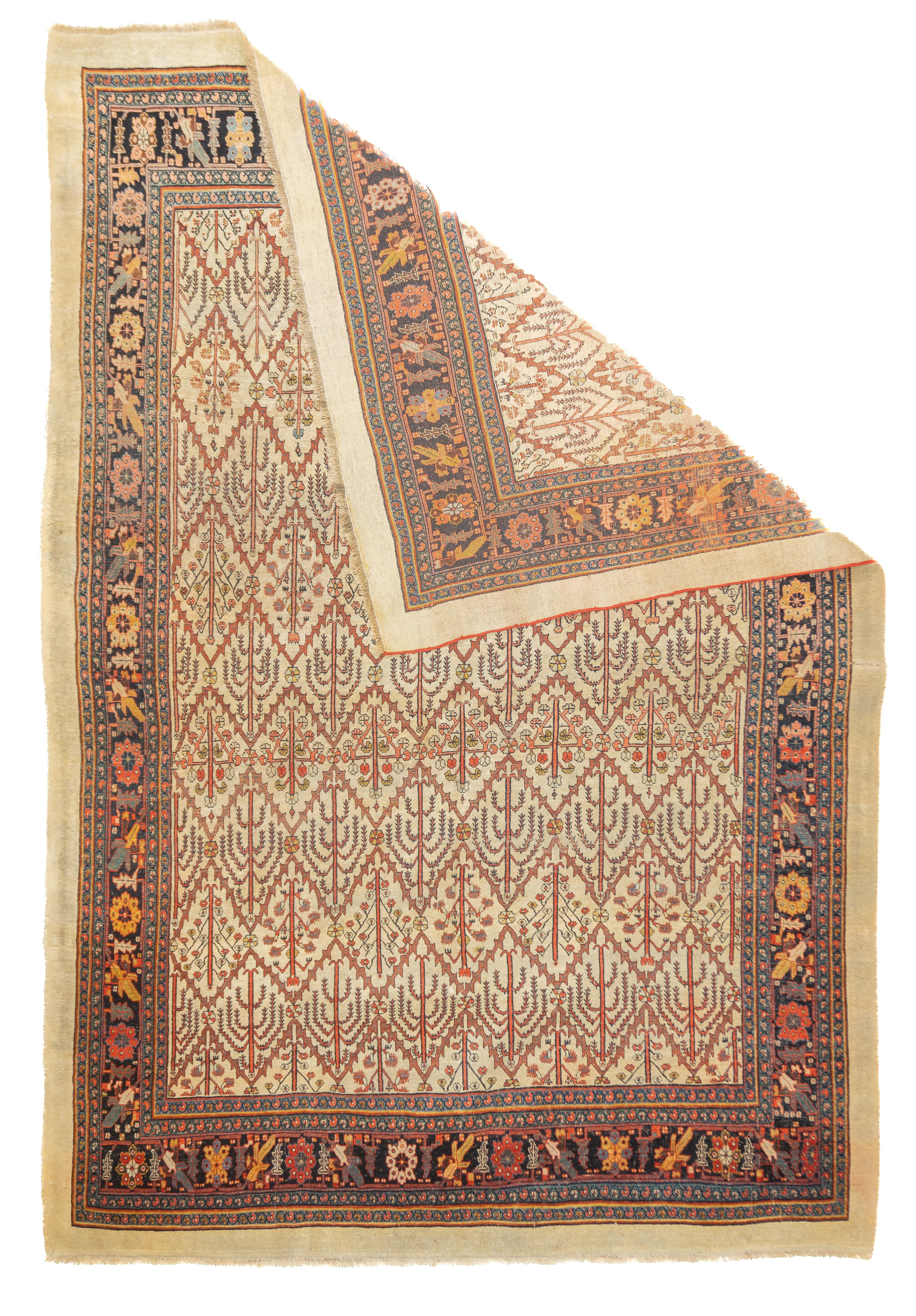 Tapis ancien persan Bidjar 7'9'' x 11'2''. Les tapis kurdes de la ville éponyme et de ses environs, souvent en format chambre ou plus grand. Toute la laine avant 1920, la chaîne de coton après. Motifs en médaillon et allover. Lourd et compact. Les