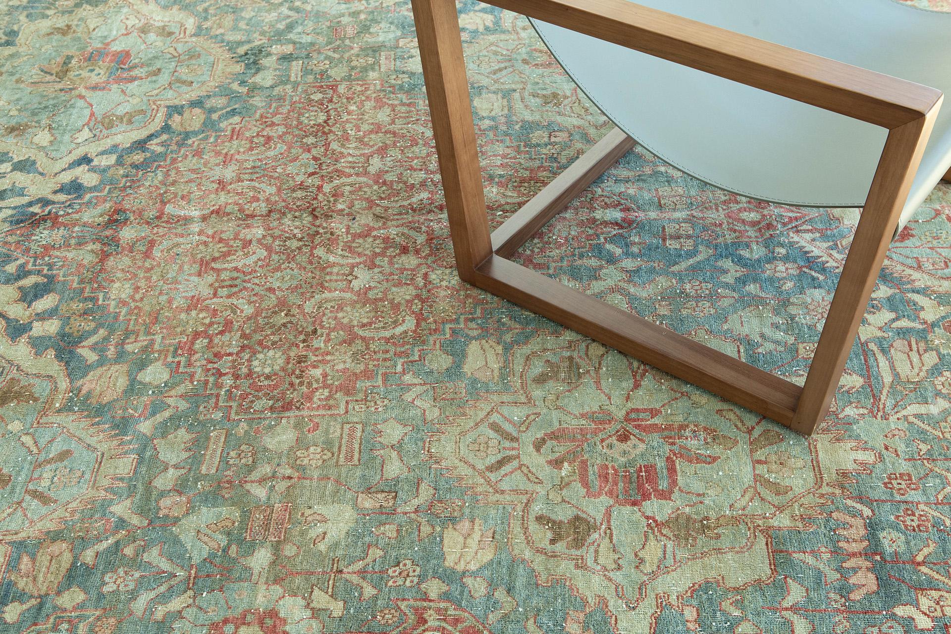 Antique Bidjar in sanftem Indigo und Ziegelrot, durchgehend moduliert mit Abrash und Sekundärtönen in Elfenbein und sanftem Umbra. Aufwändige und geschäftige Felder, die in einem axialen Design organisiert sind, zeigen Motive wie Ranken, Palmetten,