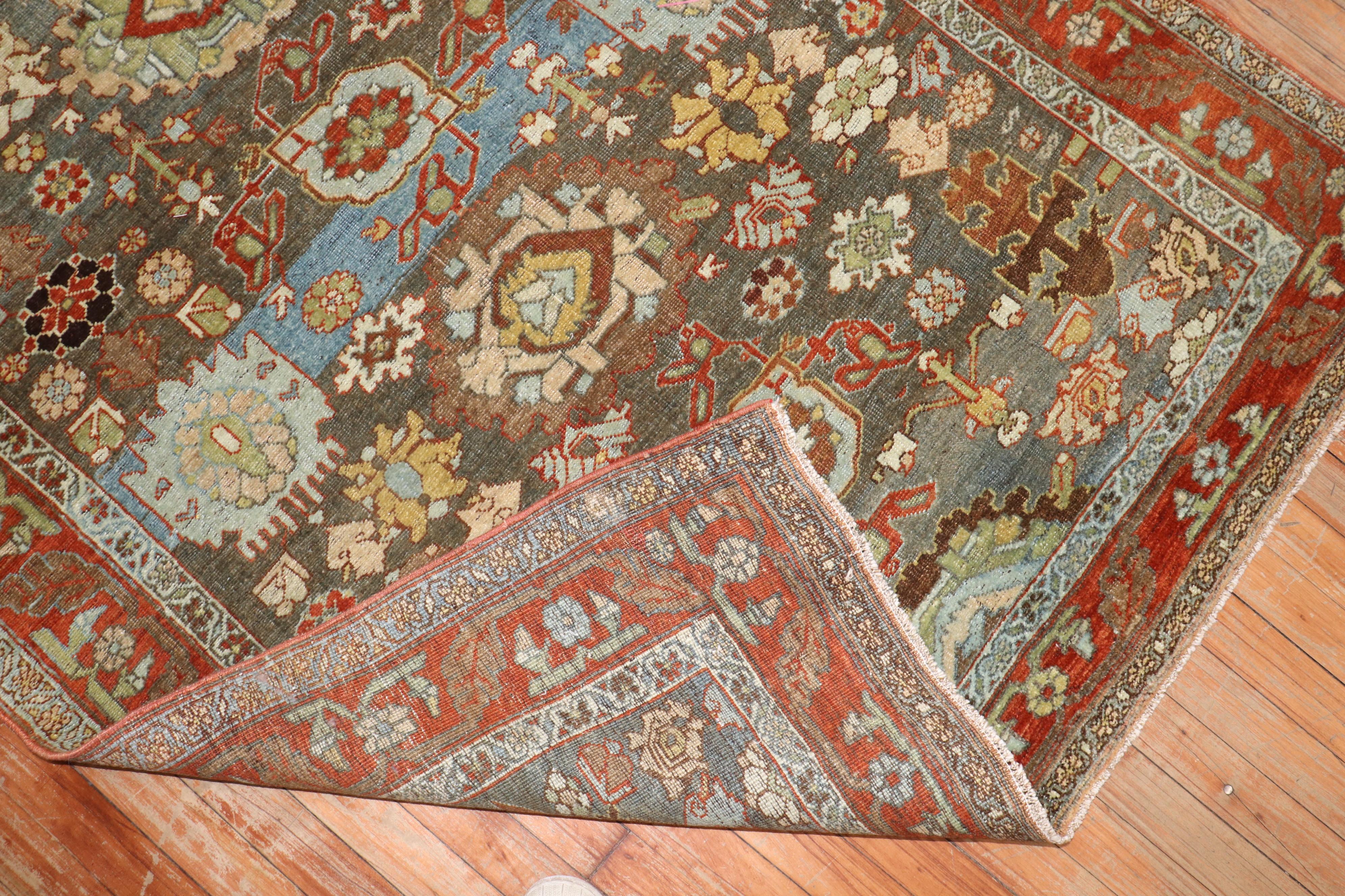 Persischer Bidjar-Teppich aus dem frühen 20. Jahrhundert mit einem großflächigen Allover-Muster.

Maße: 4'3'' x 8'5''.

  