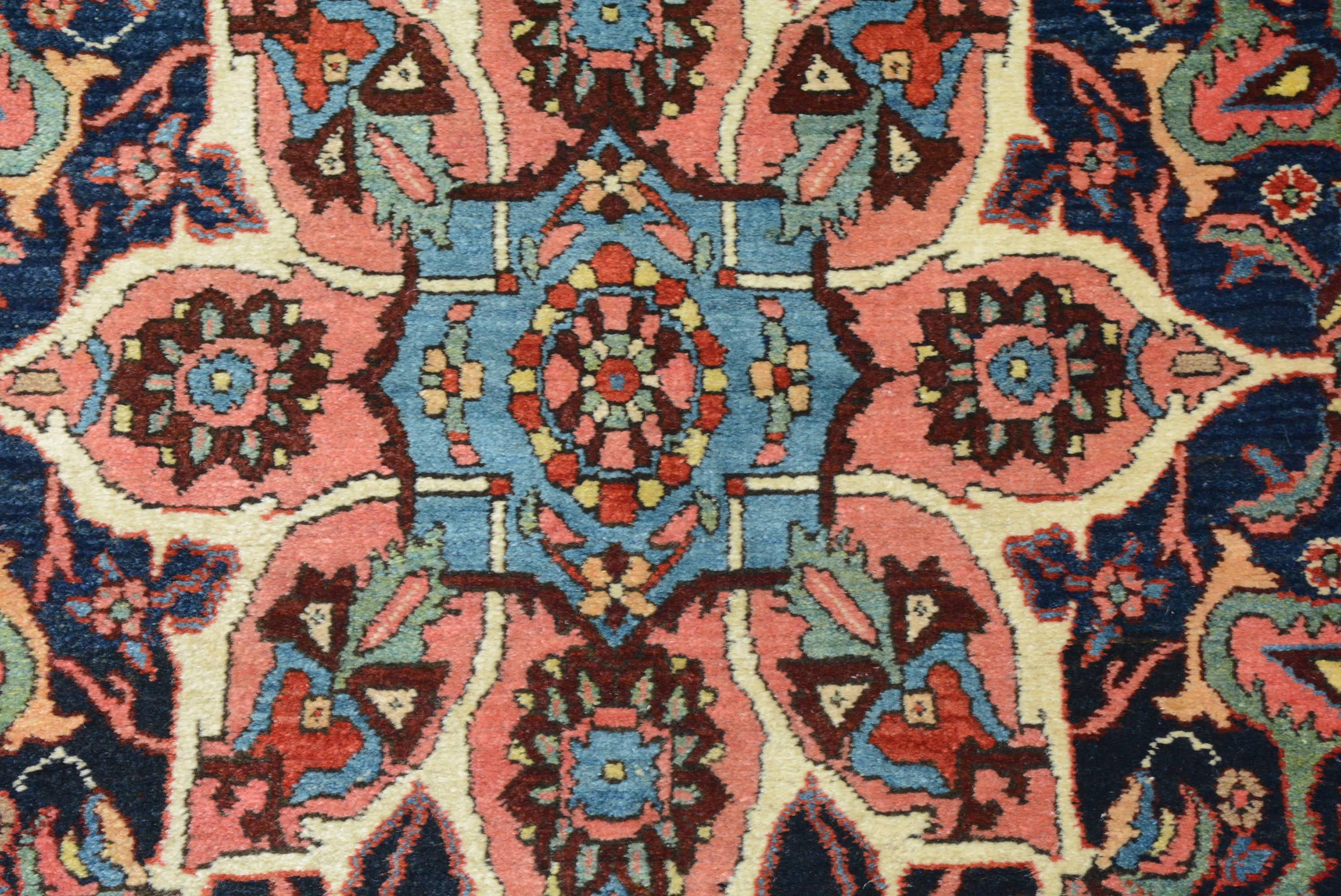 Antiker persischer Bidjar-Teppich (Persisch) im Angebot