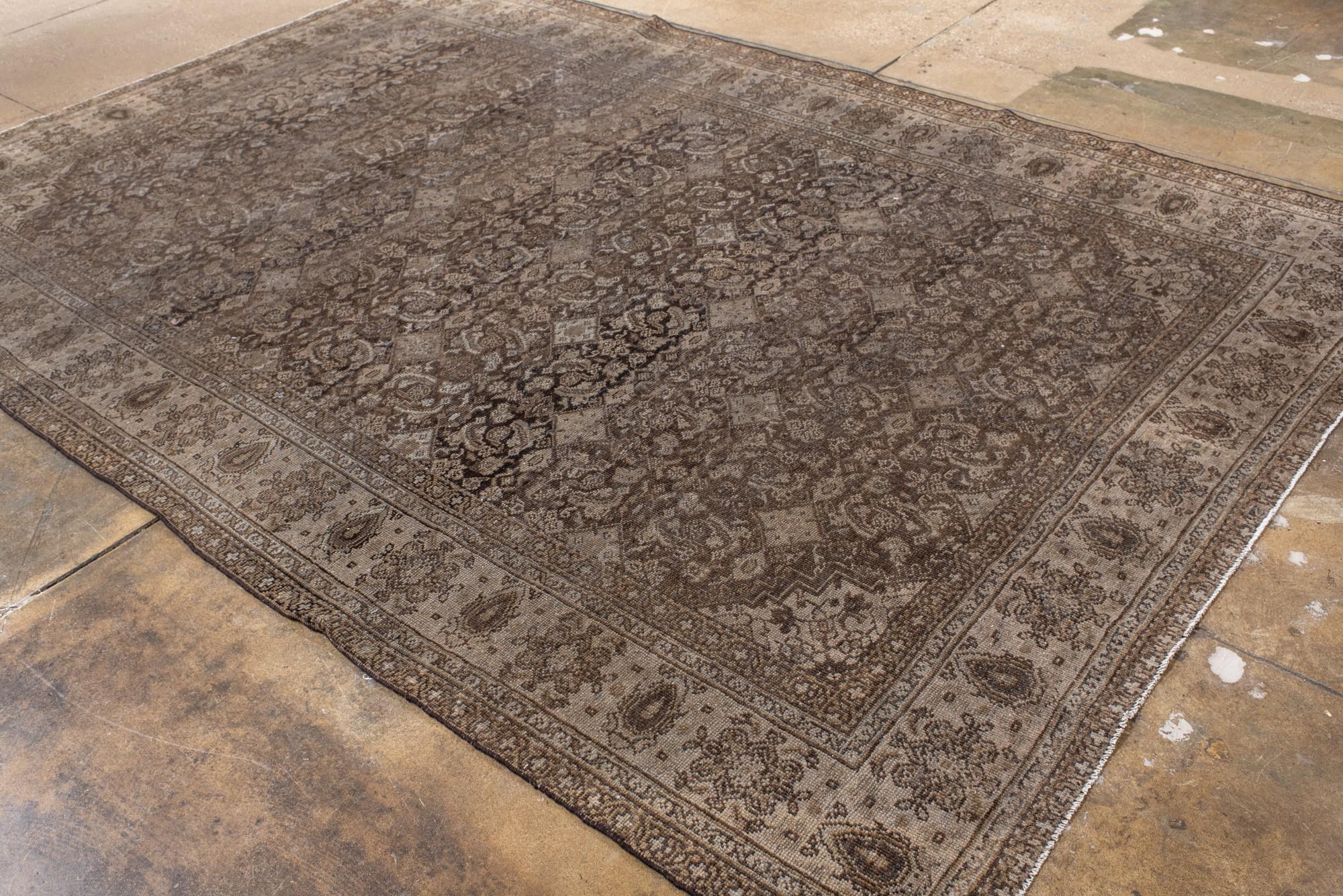 20ième siècle Tapis persan antique Bidjar dans les tons bruns et taupe en vente