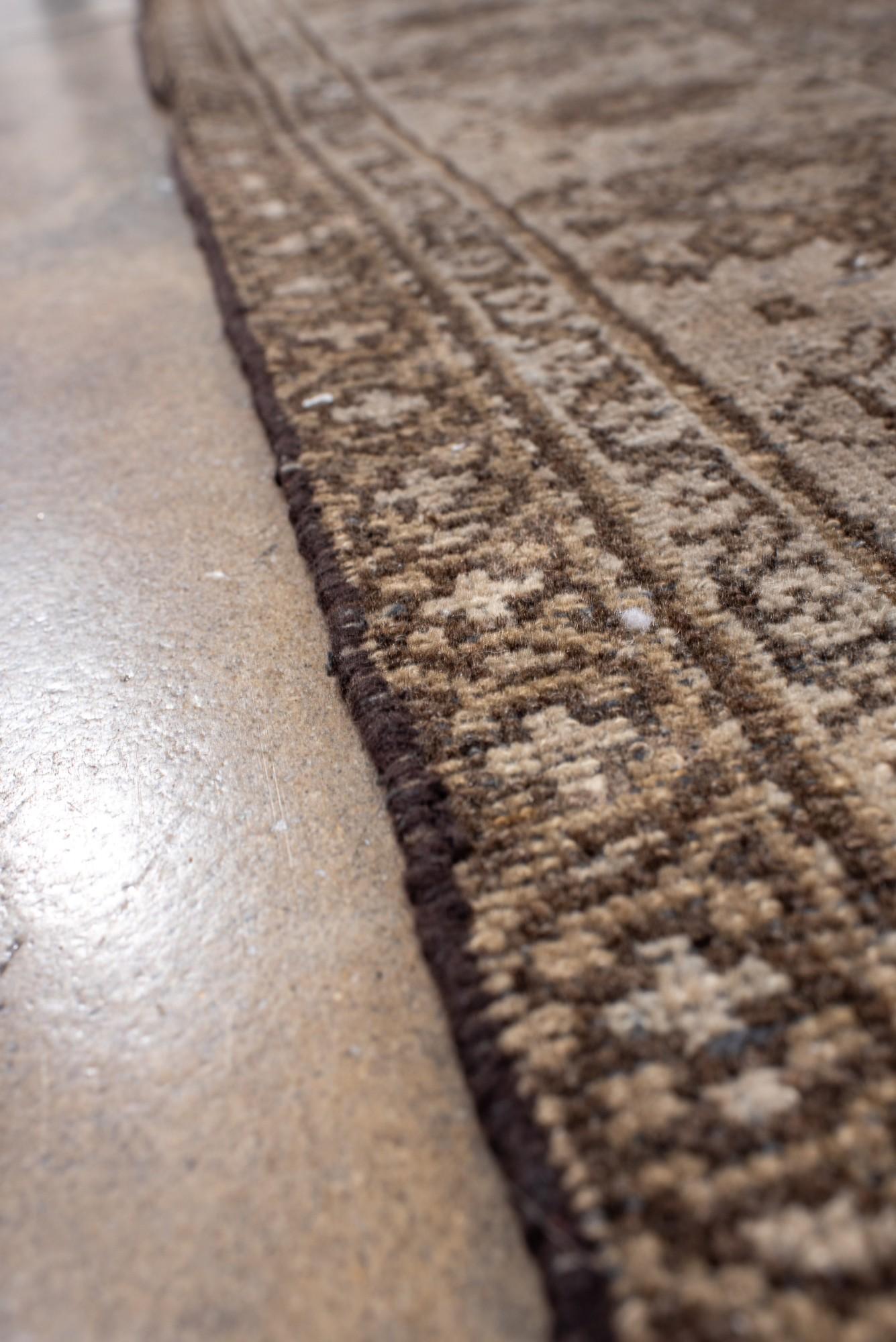 Laine Tapis persan antique Bidjar dans les tons bruns et taupe en vente