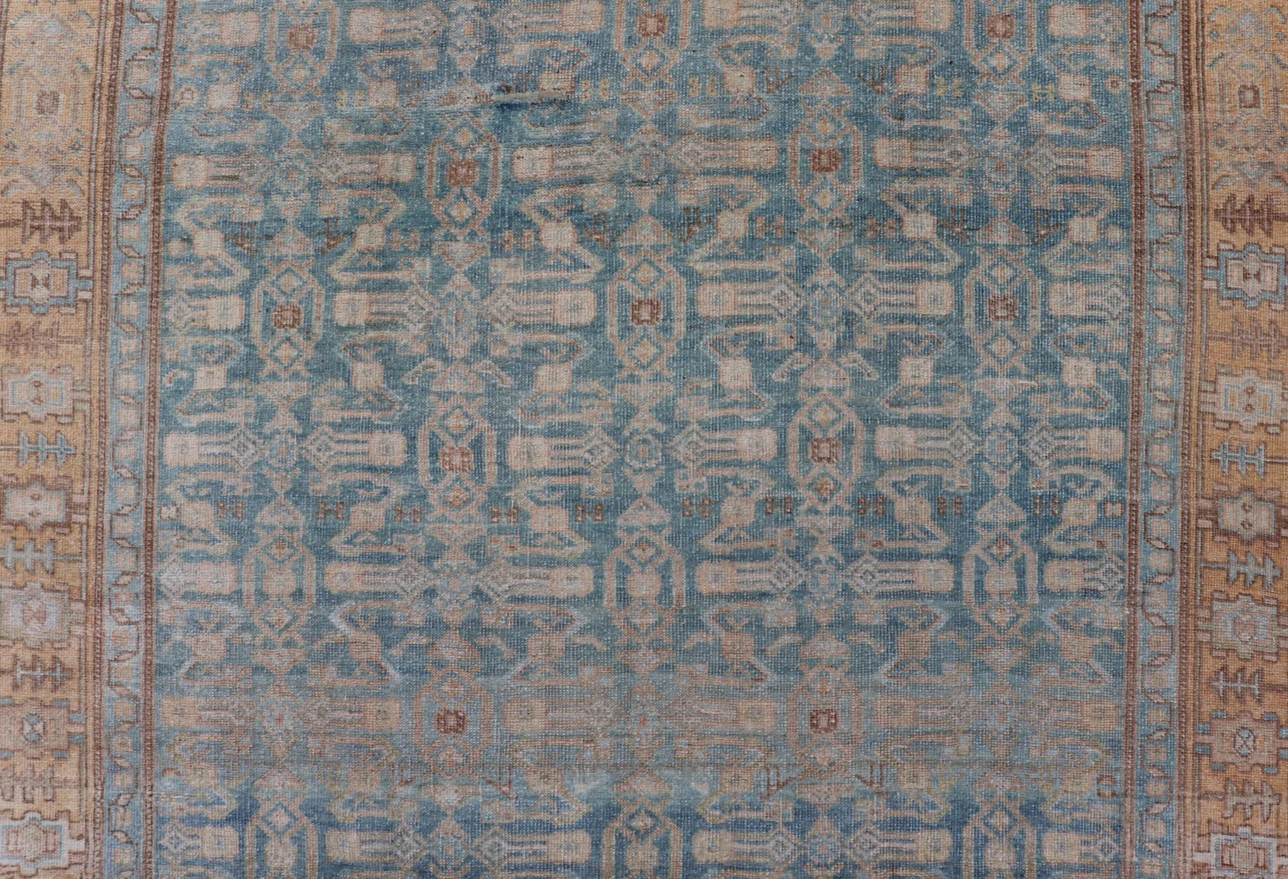 Tribal Tapis persan ancien Bidjar avec motif sur toute sa surface en bleu clair et orange en vente