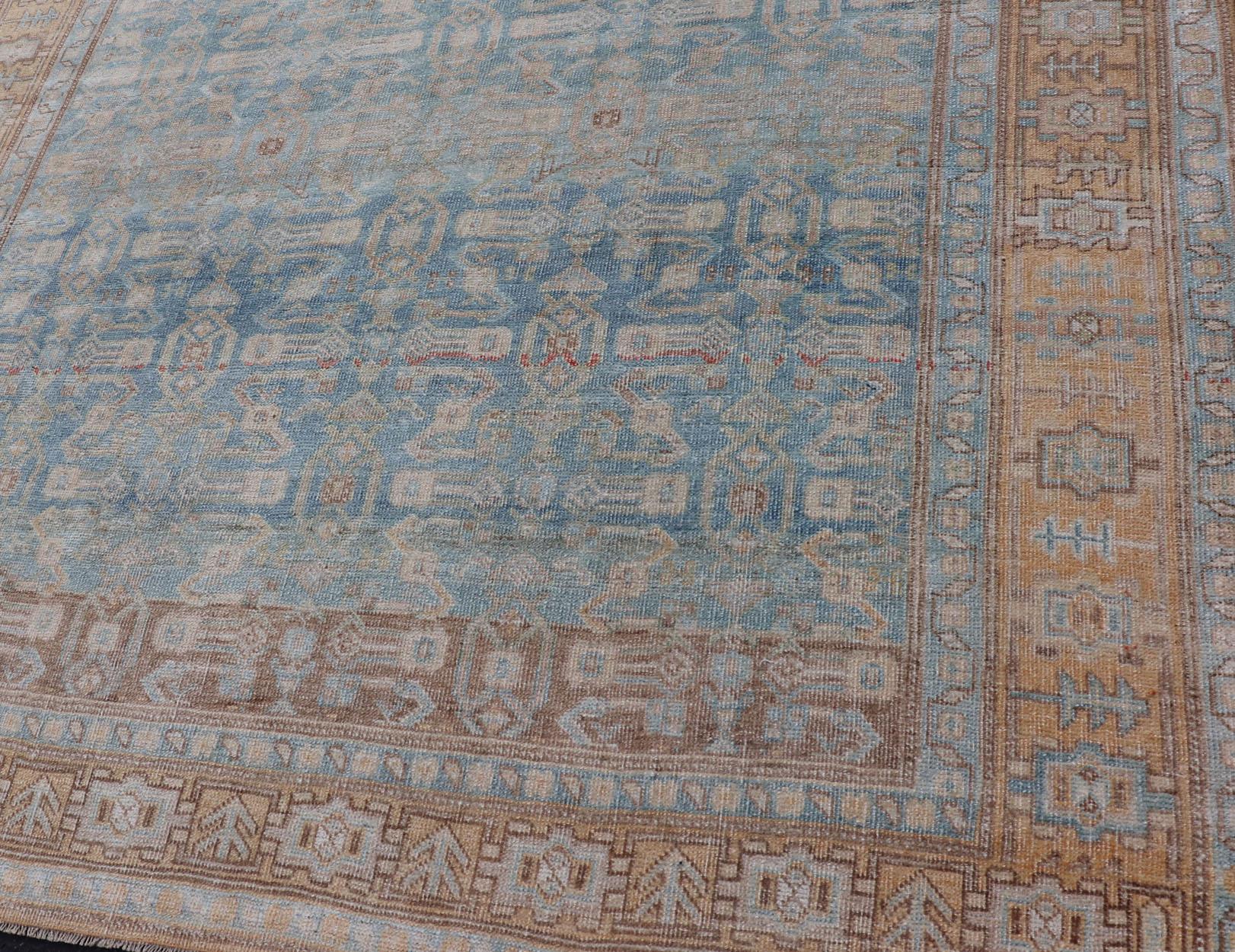 Noué à la main Tapis persan ancien Bidjar avec motif sur toute sa surface en bleu clair et orange en vente