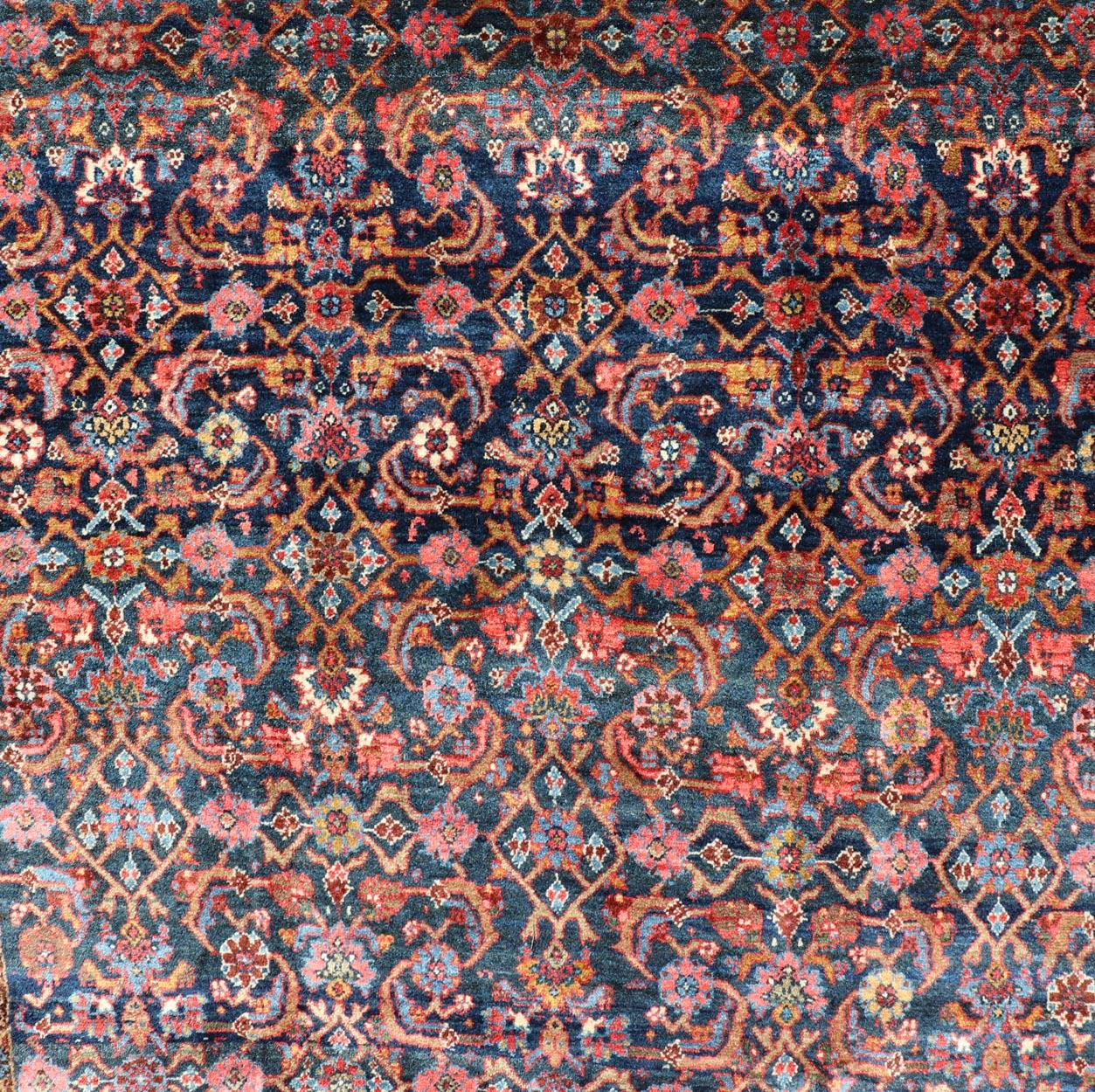 Tapis persan ancien Bidjar avec motifs sur toute sa surface rouges et bleues 4'9 x 7'2 en vente 2