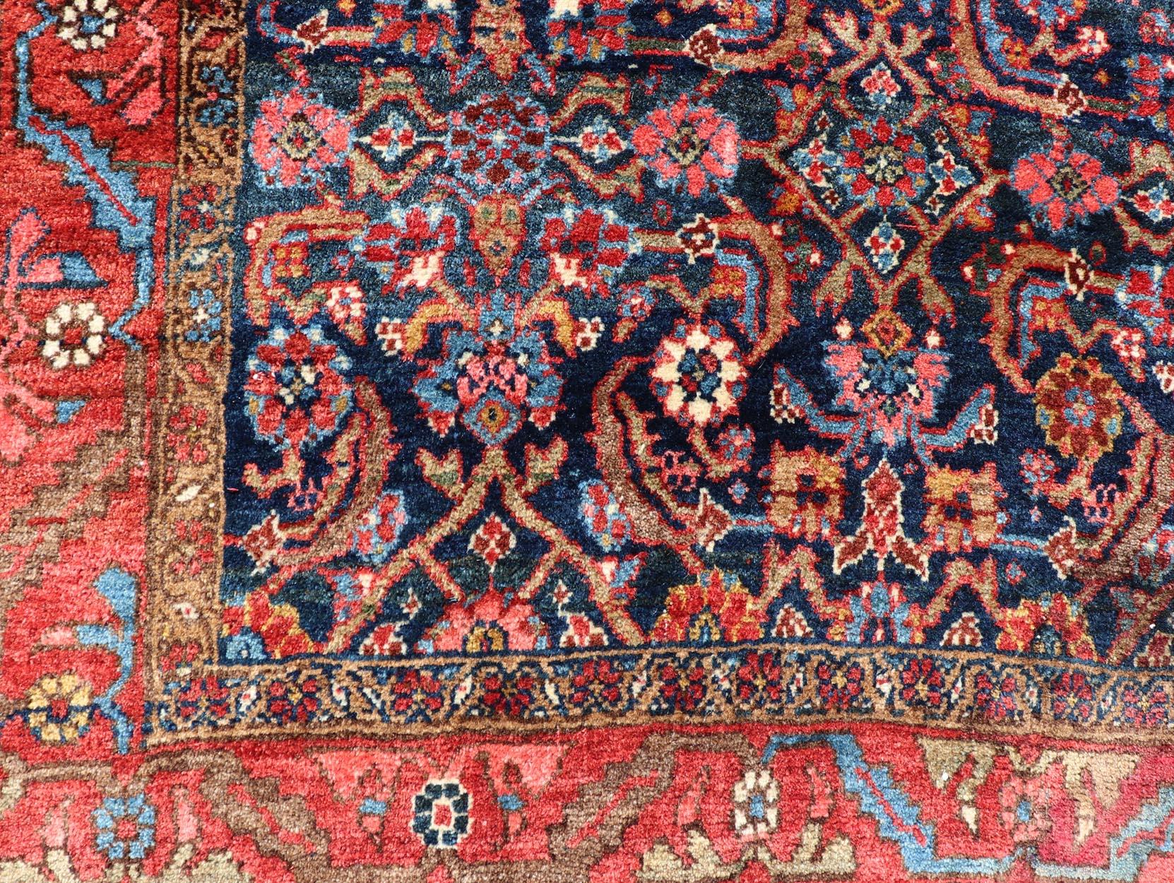 Grand tapis ancien persan Bidjar avec design/One en rouge et bleu. Keivan Woven Arts / tapis EMB-22174, Keivan Woven Arts / pays d'origine / type : Iran / Bidjar, vers 1910
Mesures : 4'9 x 7'2 
Ce magnifique tapis persan Bidjar du début du 20e