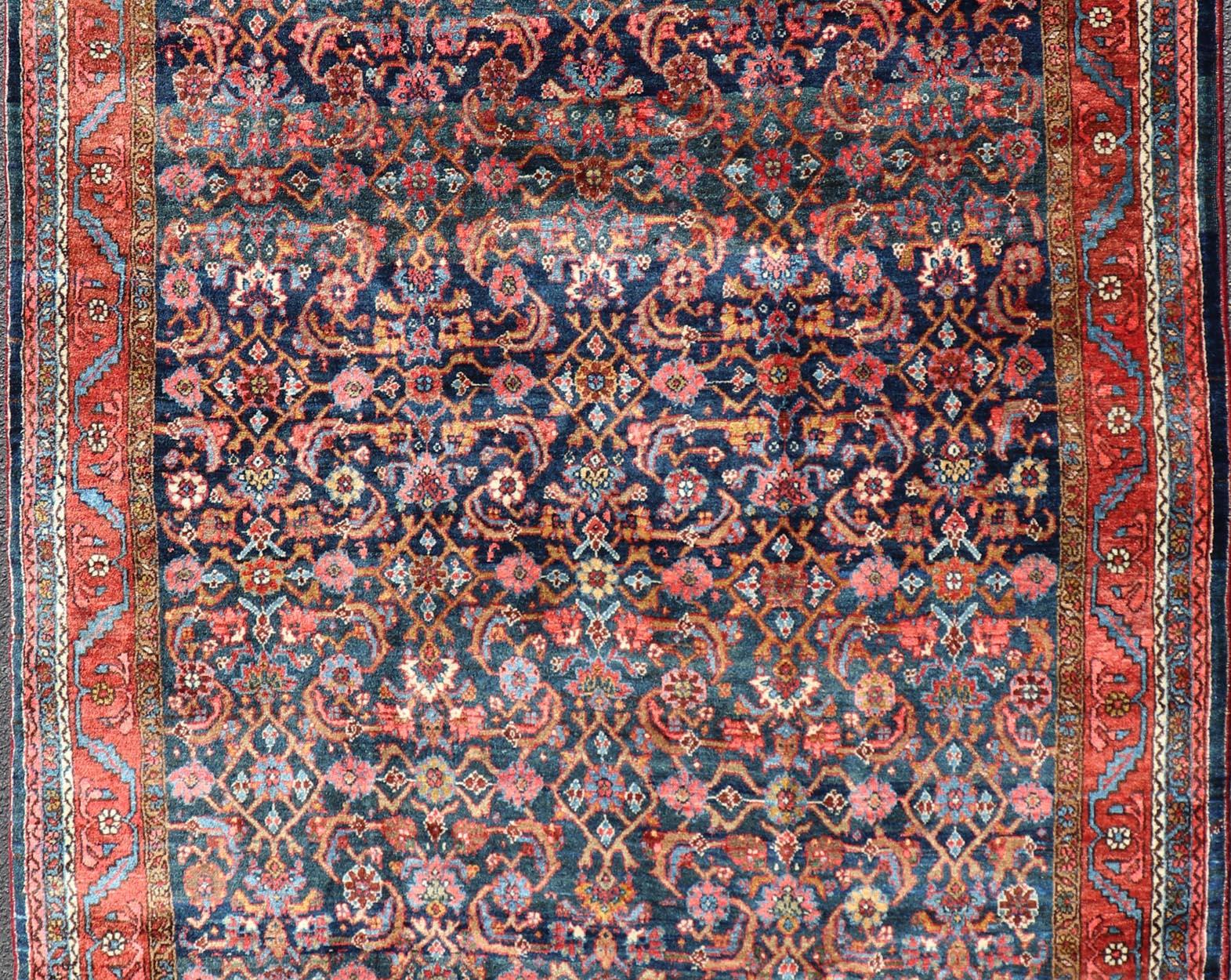 Perse Tapis persan ancien Bidjar avec motifs sur toute sa surface rouges et bleues 4'9 x 7'2 en vente