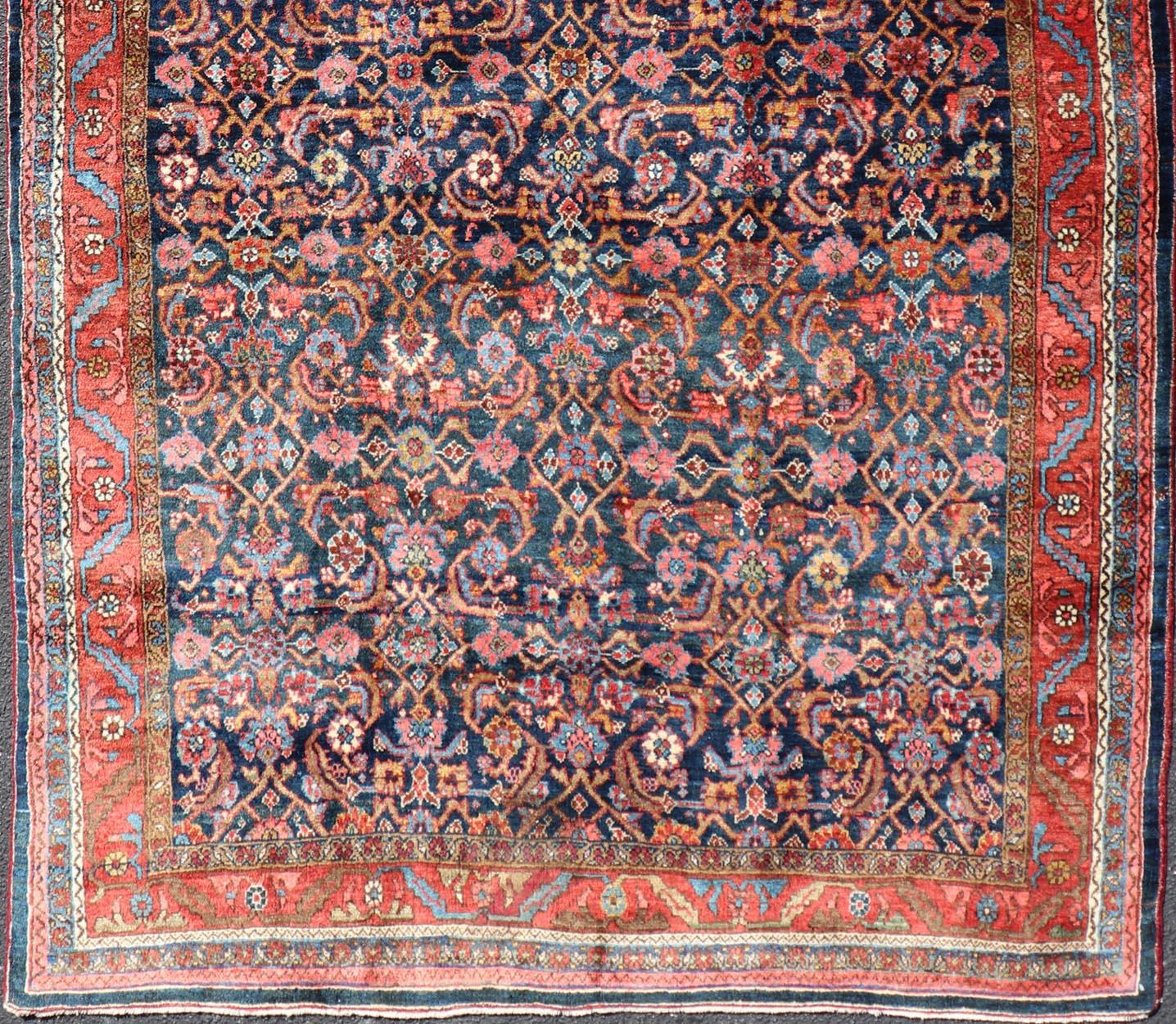 Noué à la main Tapis persan ancien Bidjar avec motifs sur toute sa surface rouges et bleues 4'9 x 7'2 en vente