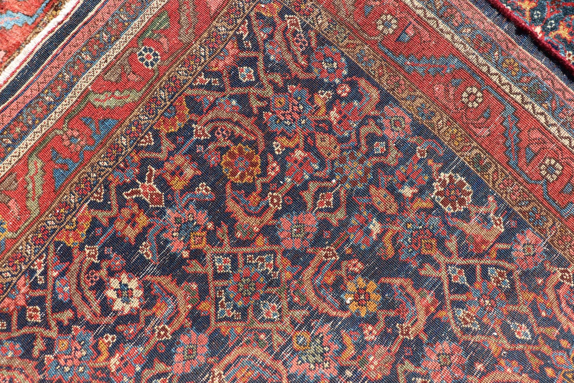 Tapis persan ancien Bidjar avec motifs sur toute sa surface rouges et bleues 4'9 x 7'2 Bon état - En vente à Atlanta, GA