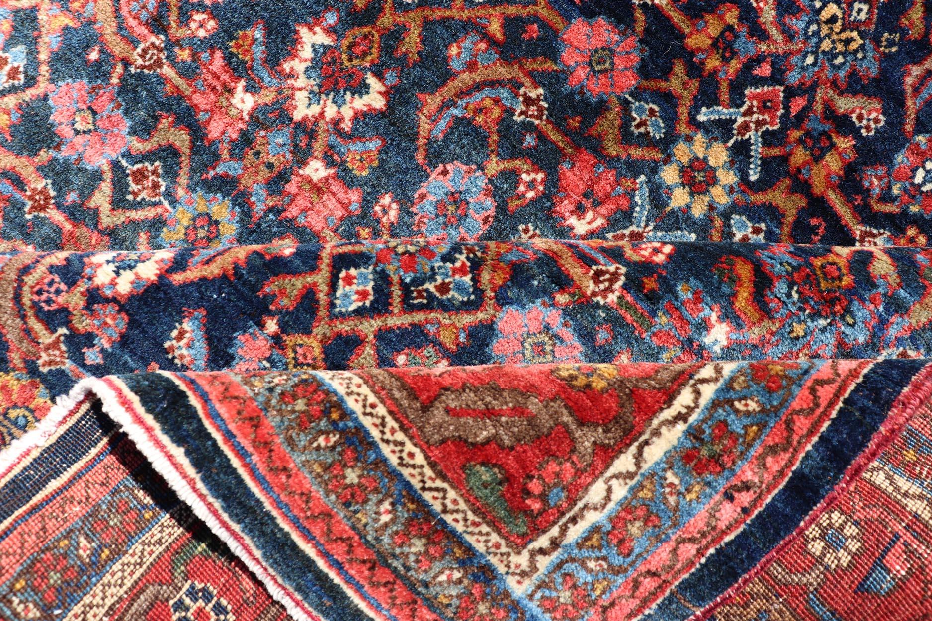 20ième siècle Tapis persan ancien Bidjar avec motifs sur toute sa surface rouges et bleues 4'9 x 7'2 en vente