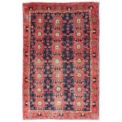 Tapis persan ancien Bidjar avec de nombreux motifs floraux rouges et bleus