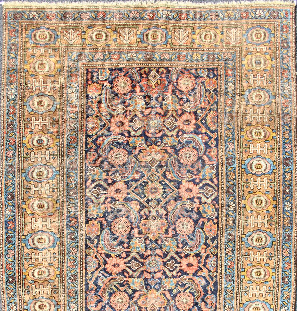 Antiker persischer Bidjar-Teppich mit Atll über Medaillon-Muster in Orange 4'6 x 7'8 (Handgeknüpft) im Angebot