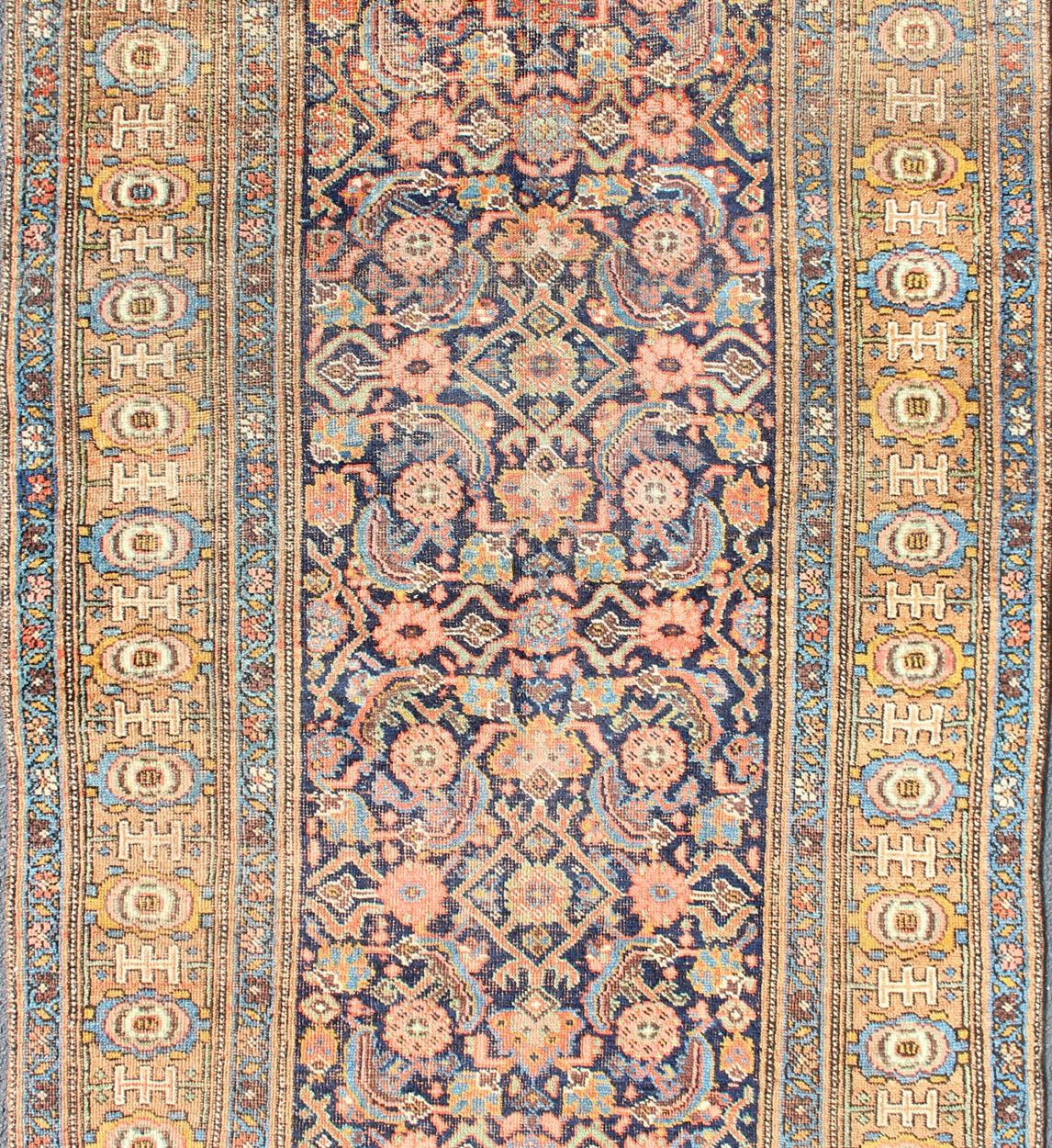 Antiker persischer Bidjar-Teppich mit Atll über Medaillon-Muster in Orange 4'6 x 7'8 im Zustand „Gut“ im Angebot in Atlanta, GA