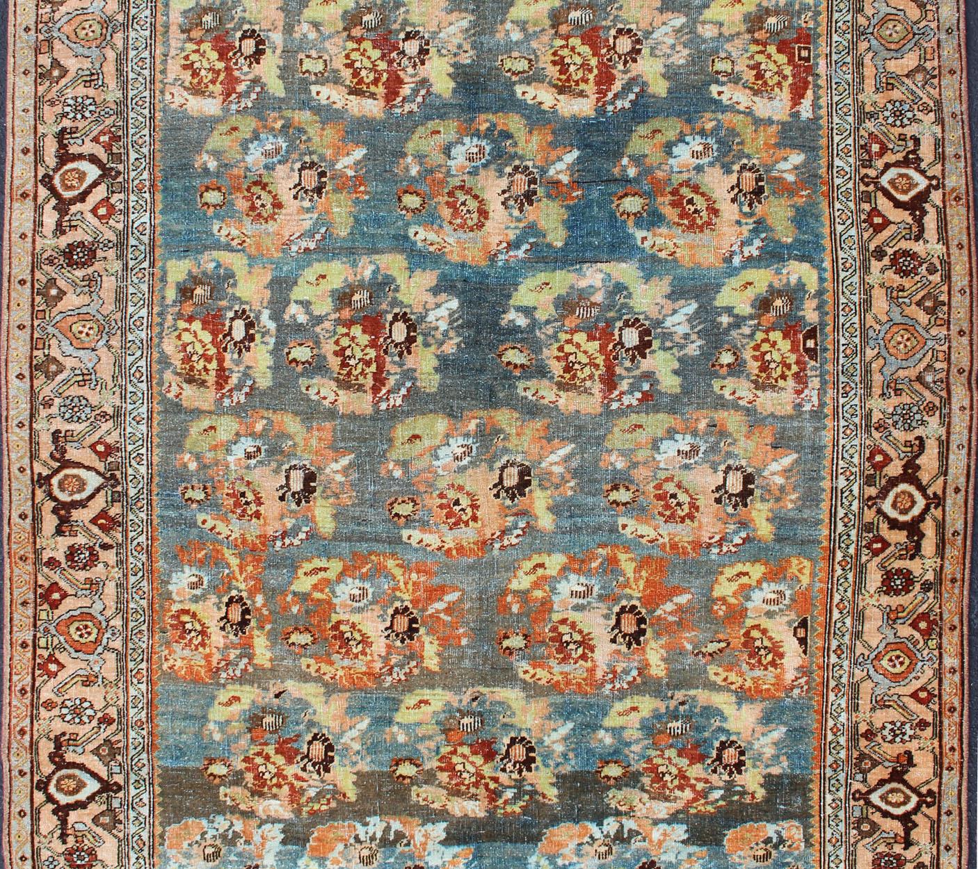 Antiker persischer Bidjar-Teppich mit geblümtem Blumenmuster in Blau und Rot (Malayer) im Angebot