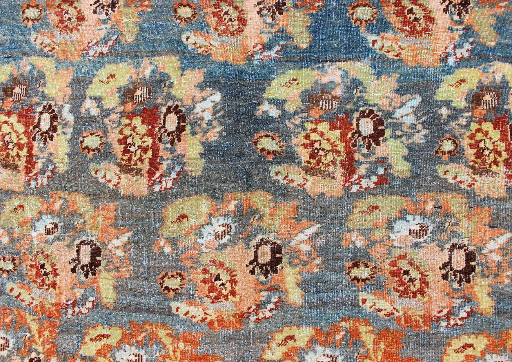 Antiker persischer Bidjar-Teppich mit geblümtem Blumenmuster in Blau und Rot im Zustand „Gut“ im Angebot in Atlanta, GA