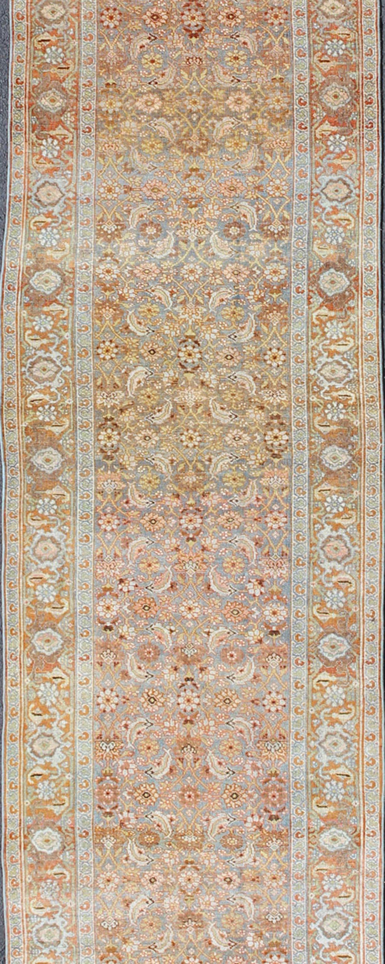 Tapis persan ancien Bidjar à motifs floraux sourds en bleu clair et rouge en vente 2