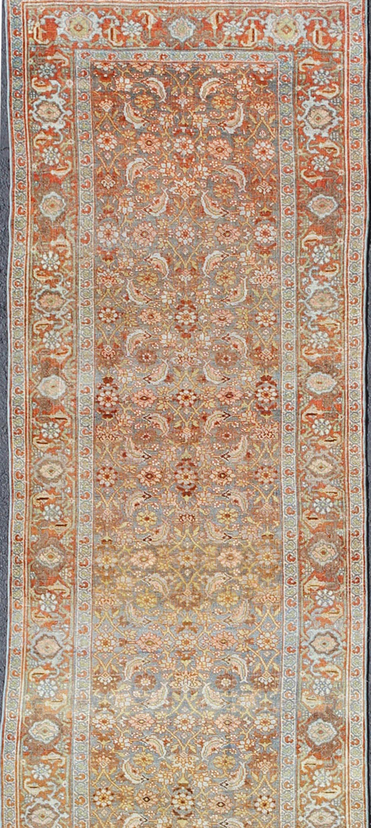 20ième siècle Tapis persan ancien Bidjar à motifs floraux sourds en bleu clair et rouge en vente