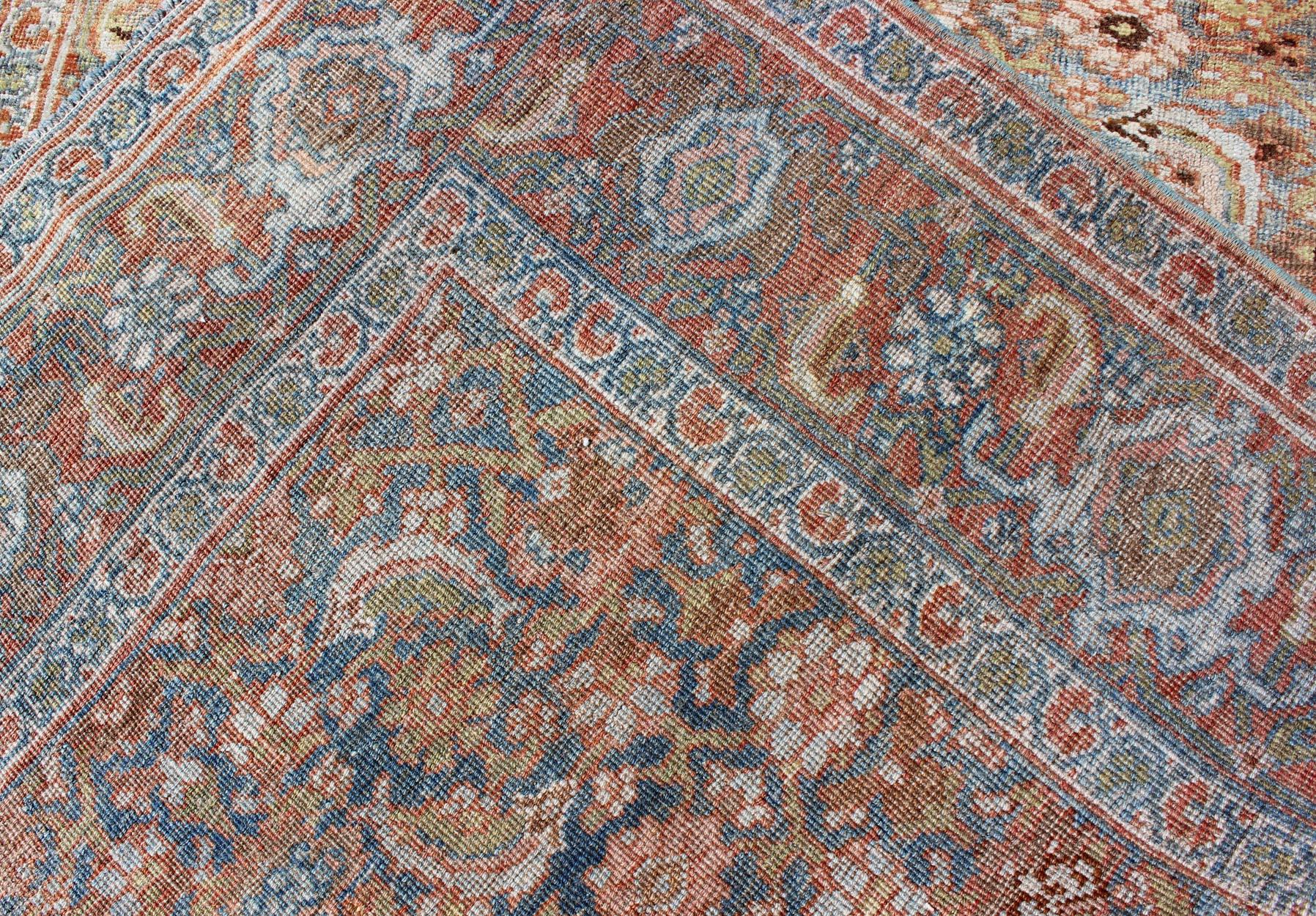 Laine Tapis persan ancien Bidjar à motifs floraux sourds en bleu clair et rouge en vente