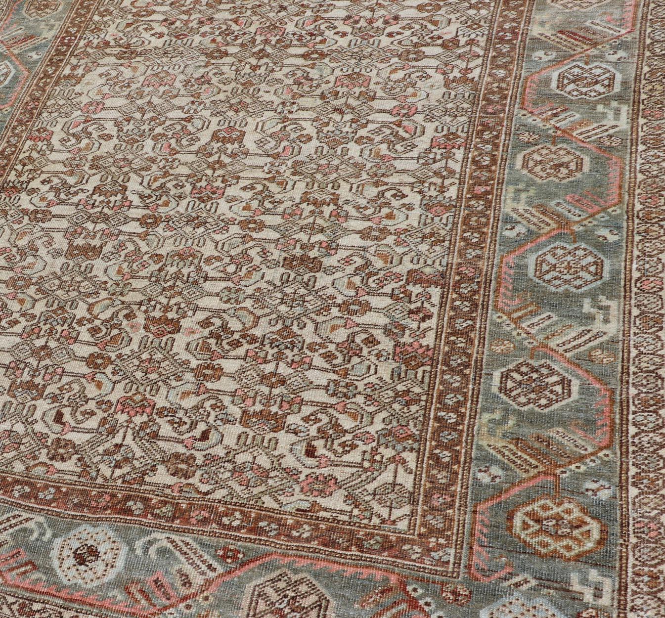 Maße: 4'2 x 6'3 
Keivan Woven Arts/ Teppich/ ZIR-50-KV-17, Herkunftsland / Typ: Iran / Art von Bidjar, um 1920. Antiker persischer Bidjar-Teppich mit dichtem All-Over-Herati-Muster  4'3 x 6'5. 

Dieser antike persische Bidjar-Teppich ist ein
