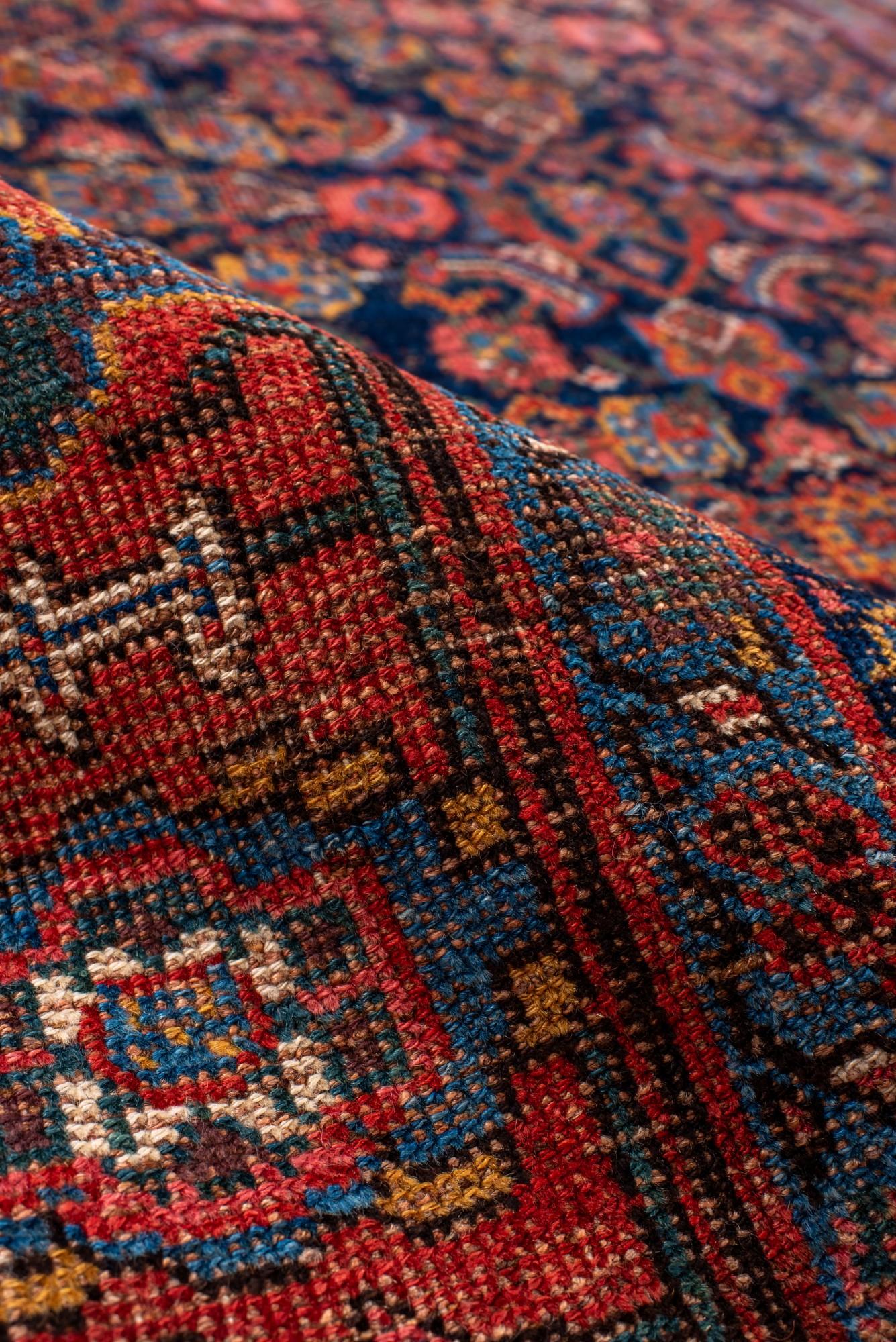 Laine Antique Persian Bidjar Rug with Dense Floral Field. en vente