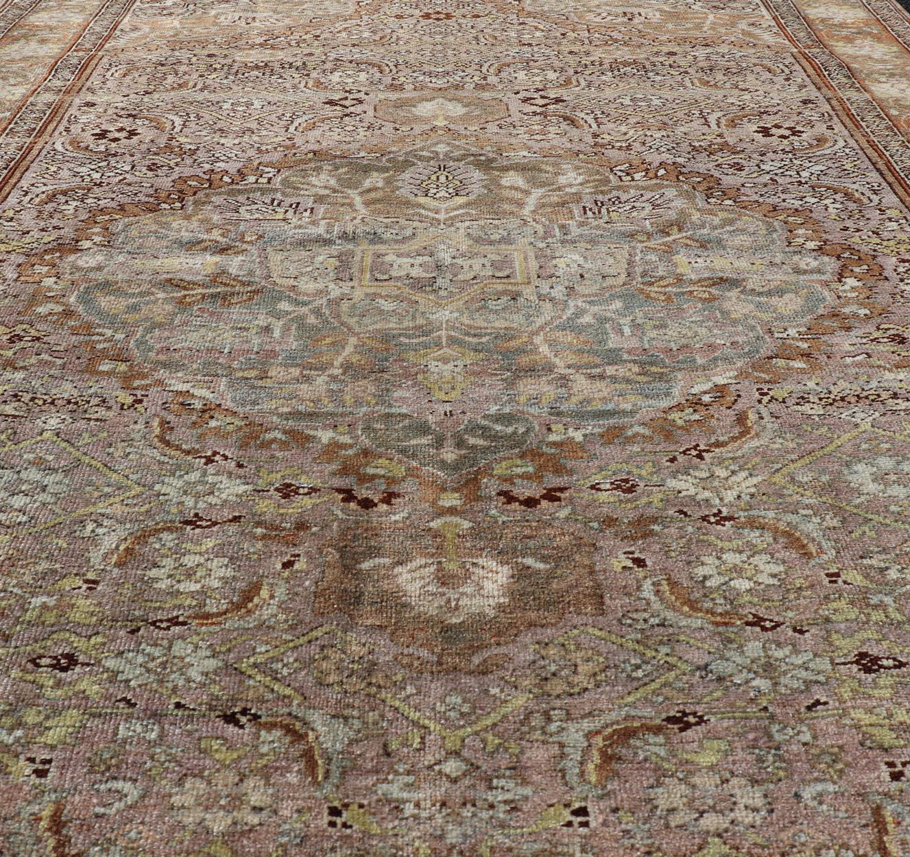 Tapis persan ancien Bidjar avec médaillon à fleurs et motif floral sur toute sa surface en vente 2