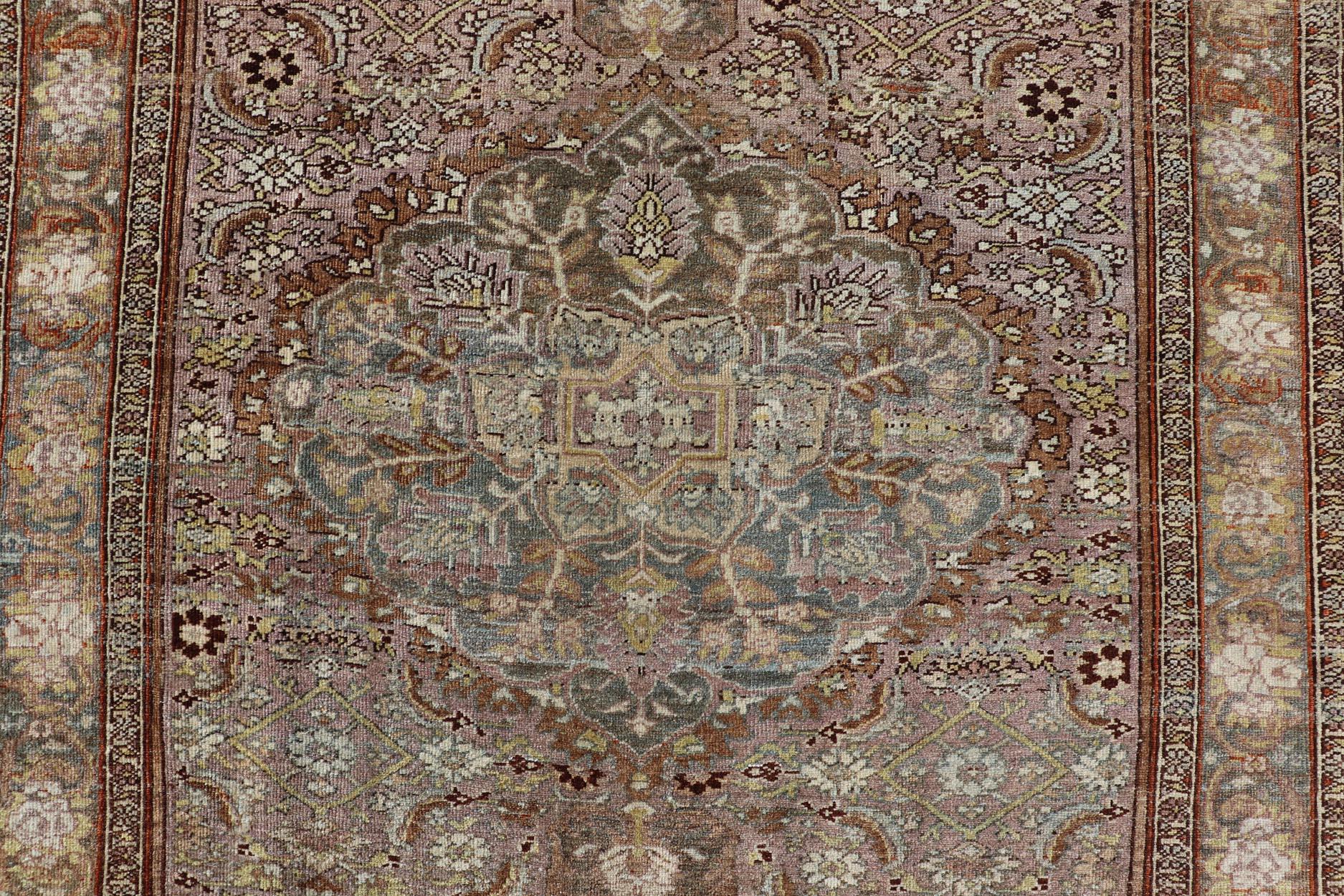Tapis persan ancien Bidjar avec médaillon à fleurs et motif floral sur toute sa surface en vente 3