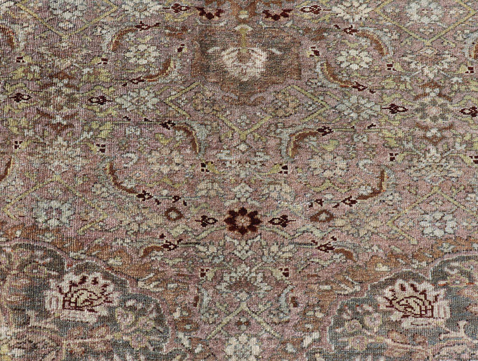 Mesures : 4'4 x 6'8 
 Ancien tapis persan Bidjar avec médaillon floral et fleurs de vigne. Keivan Woven Arts / tapis TU-MTU-4656, pays d'origine / type : Iran / Bidjar, vers 1910.

Ce tapis bidjar ancien présente un médaillon central entouré d'un