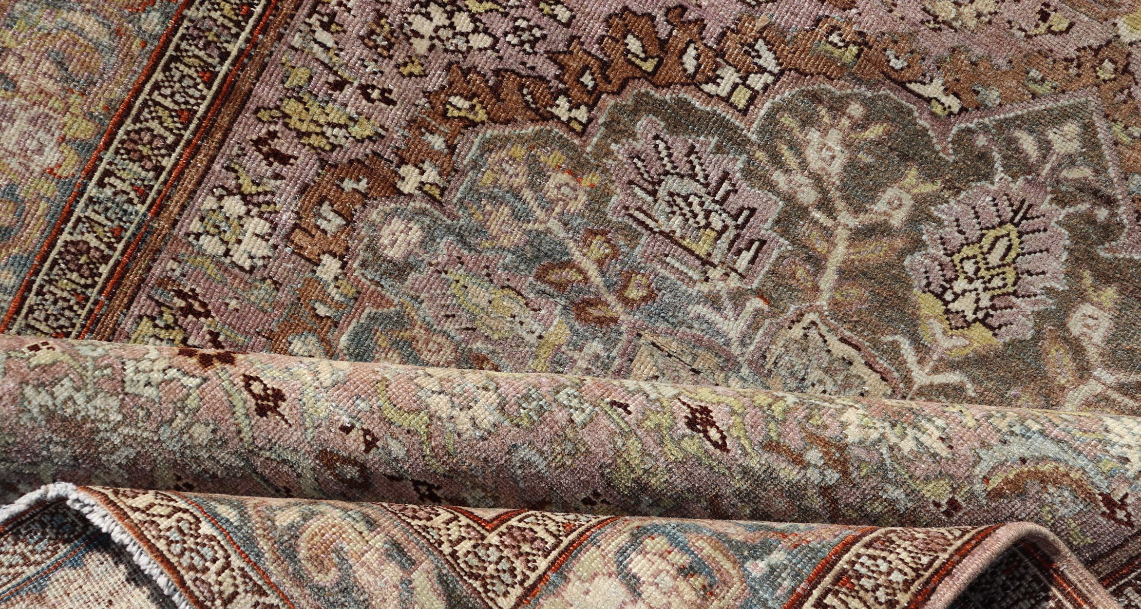 Laine Tapis persan ancien Bidjar avec médaillon à fleurs et motif floral sur toute sa surface en vente