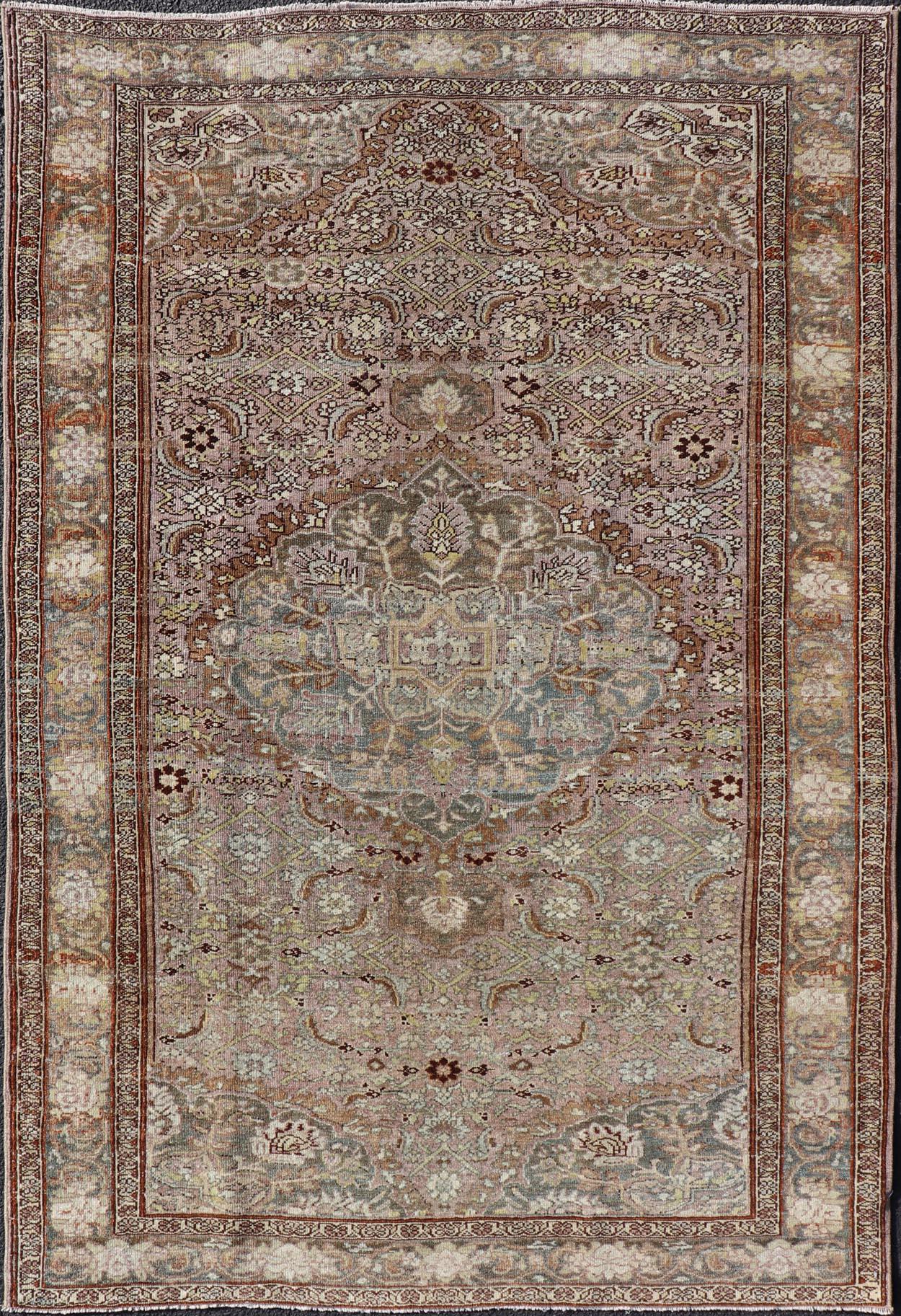 Tapis persan ancien Bidjar avec médaillon à fleurs et motif floral sur toute sa surface en vente
