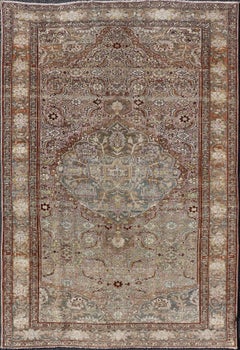 Tapis persan ancien Bidjar avec médaillon à fleurs et motif floral sur toute sa surface