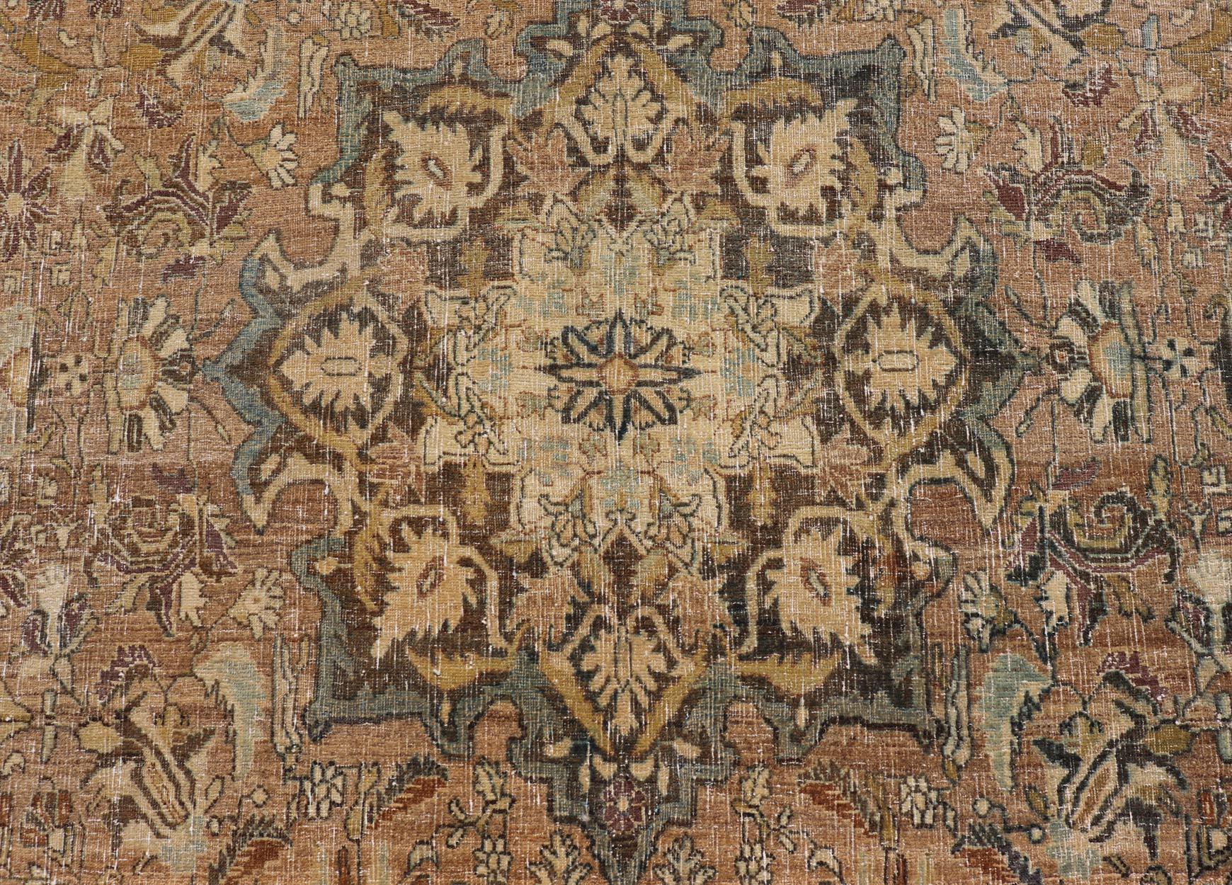 Antique Persian Bidjar Rug With Floral Medallion and Muted Blue 8'9 x 11'5 im Zustand „Gut“ im Angebot in Atlanta, GA