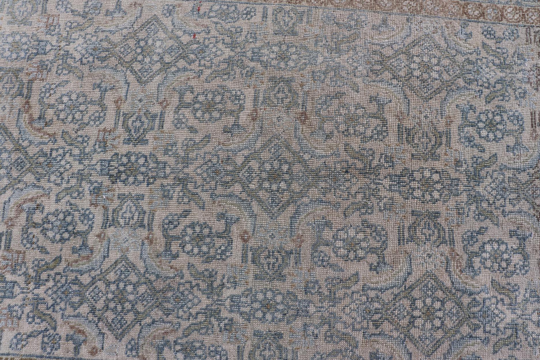 Misure: 3'4 x 6'5 
Tappeto antico persiano Bidjar con motivi floreali e colori tenui 3'4