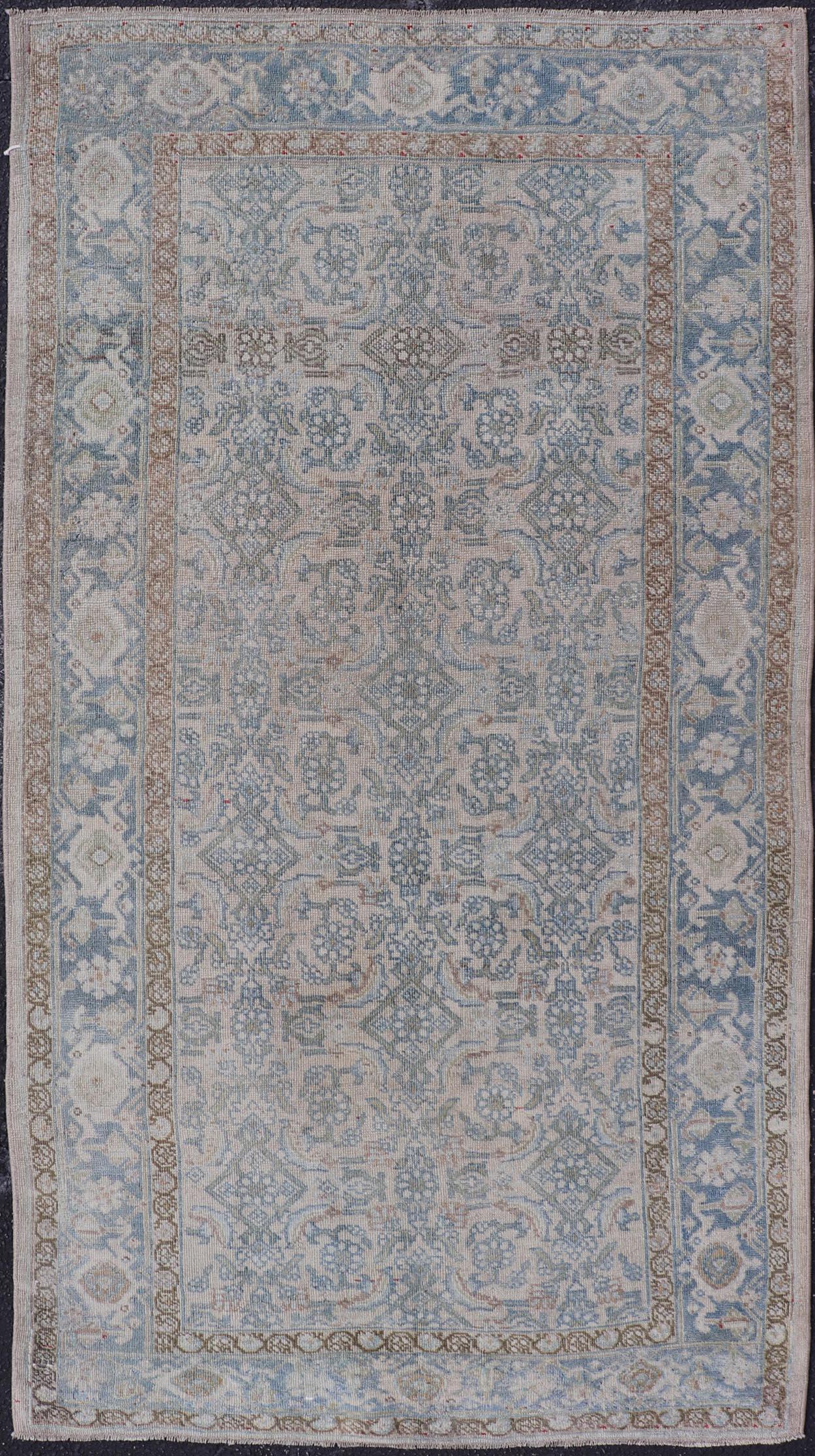 Tappeto persiano antico Bidjar con motivi floreali e colori tenui 3
4" X6
5" in vendita