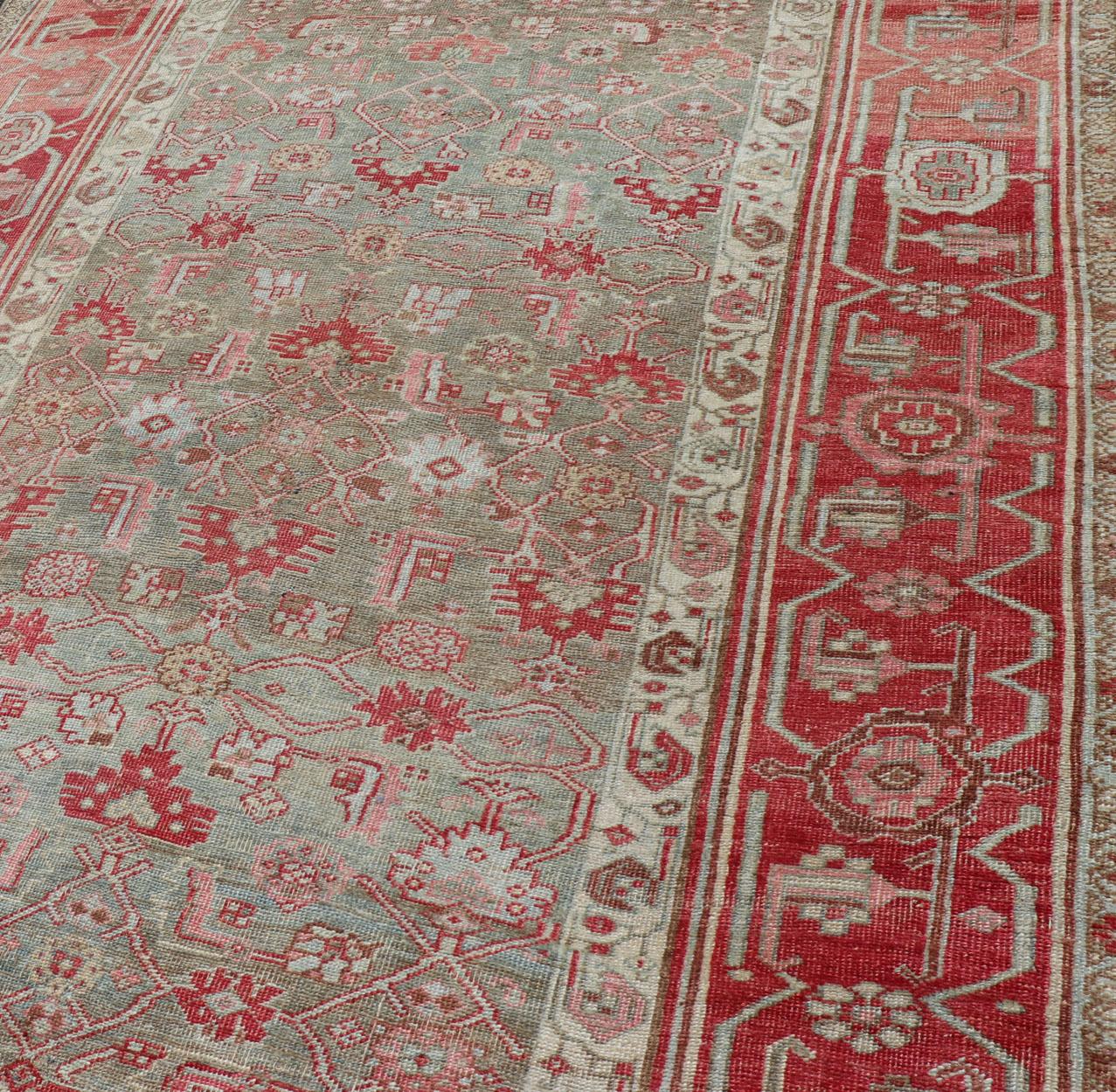 Noué à la main Tapis persan ancien Bidjar avec motif géométrique Herati en vert clair et rouge en vente