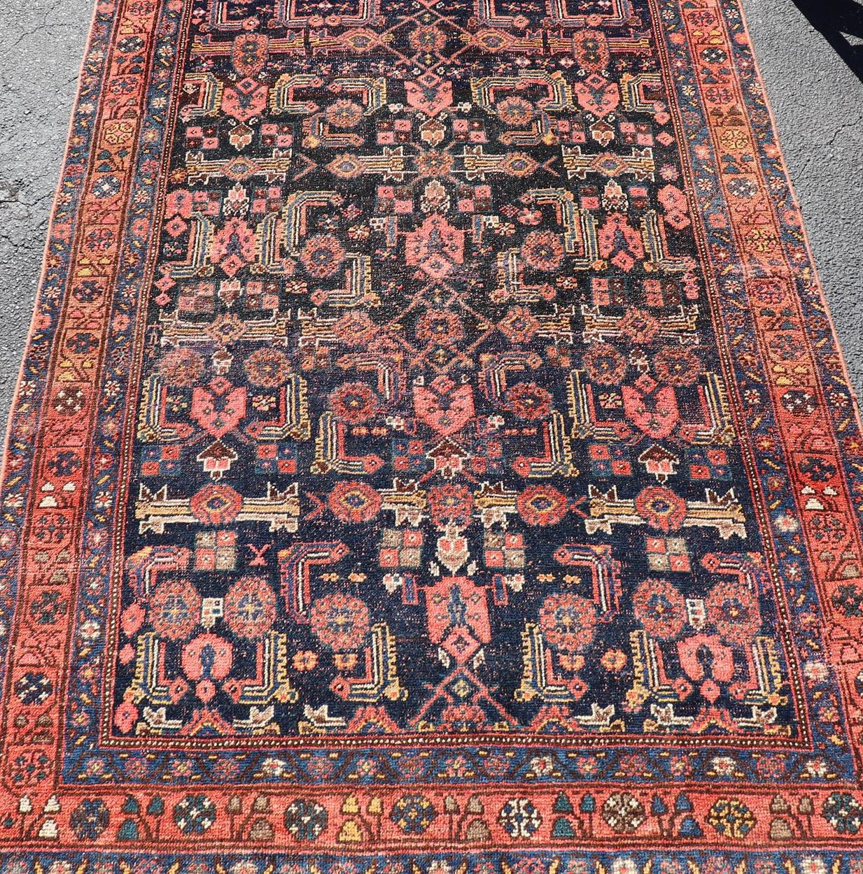 Mesures : 4'4 x 7'2 
Tapis ancien persan Bidjar avec motifs tribaux complexes et bleu riche 4'4 x 7'2.
Keivan Woven Arts/ tapis/EMB-22252, pays d'origine / type : Iran / Bidjar, vers 1900.

Ce remarquable tapis persan ancien Bidjar présente un motif