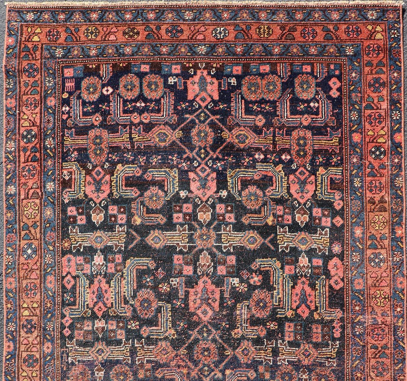 20ième siècle Tapis persan ancien Bidjar aux motifs tribaux complexes et au bleu riche 4'4 x 7'2 en vente