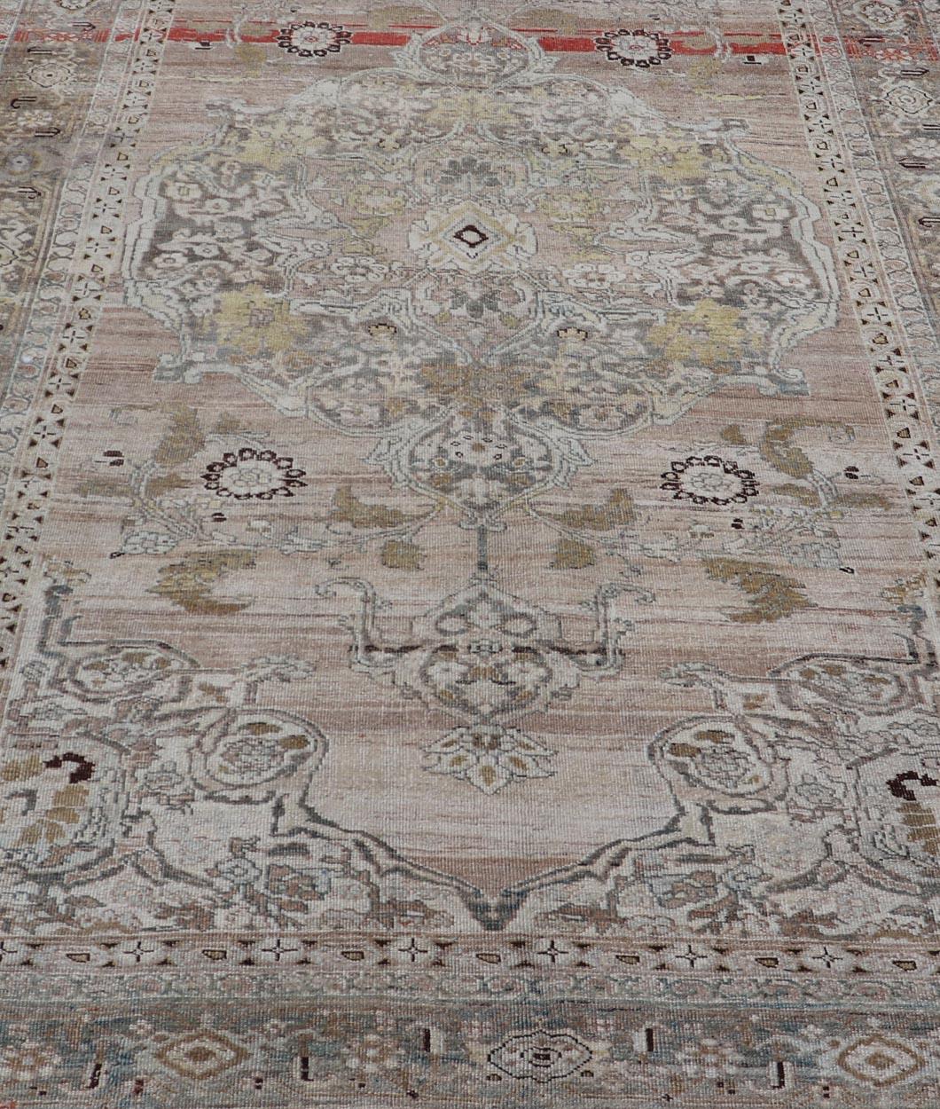  Tapis persan ancien Bidjar avec grand médaillon à fleurs et motif floral 2