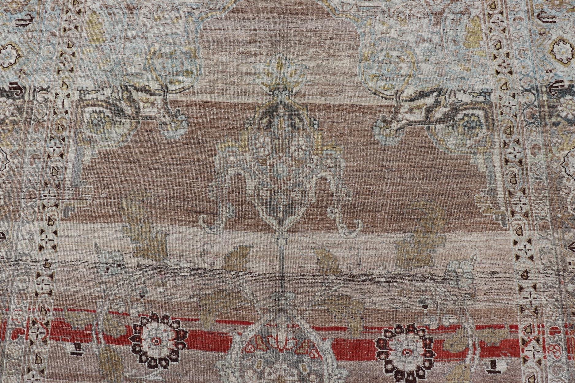 Antique tapis persan Bidjar avec grand médaillon floral et fleuri Vining
Keivan Woven Arts / tapis tra-506, pays d'origine / type : Iran / Bidjar, vers 1890
Mesures : 6'1 x 11'2 
Ce tapis bidjar ancien présente un grand médaillon central entouré
