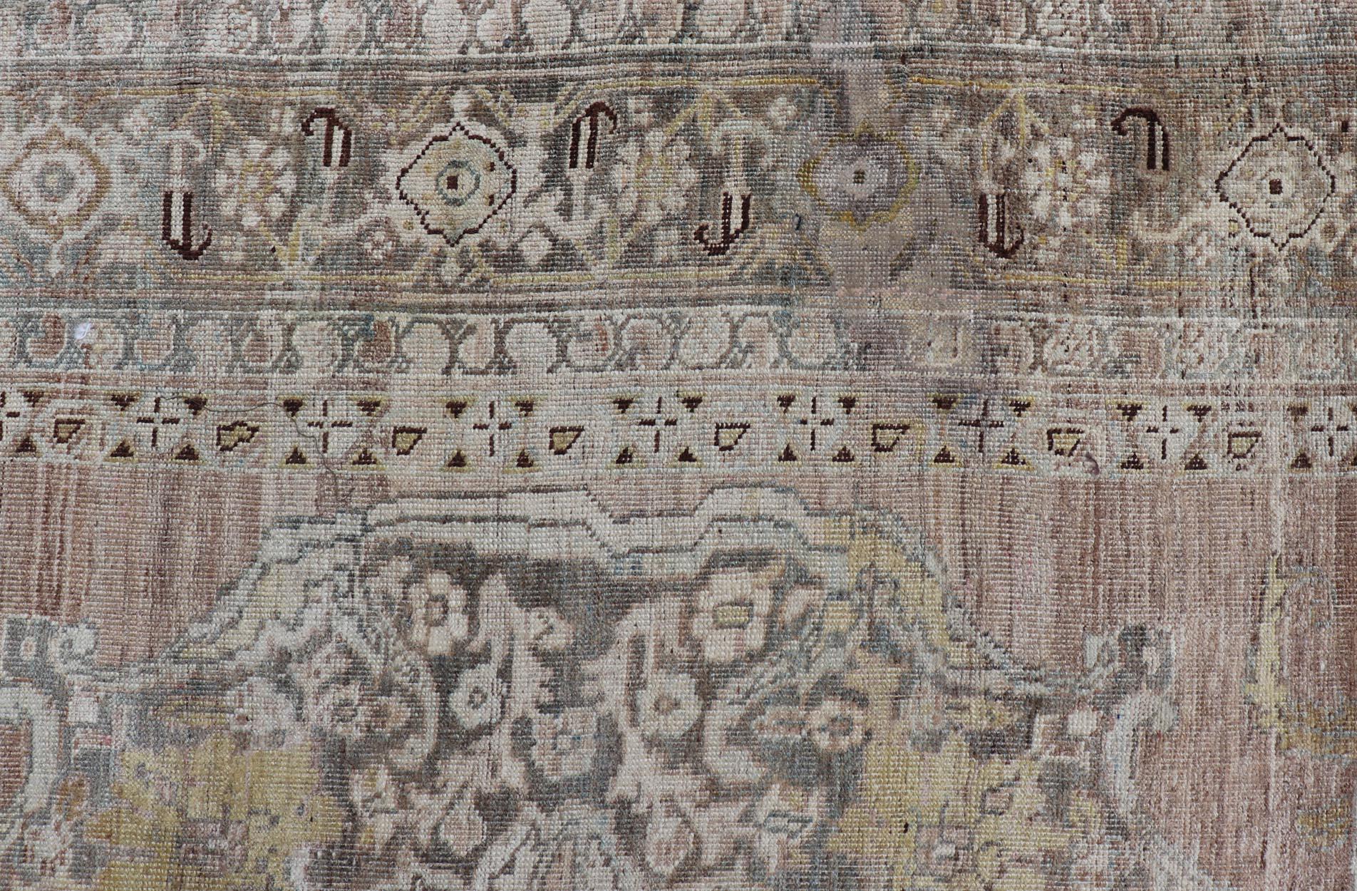 Tribal  Tapis persan ancien Bidjar avec grand médaillon à fleurs et motif floral