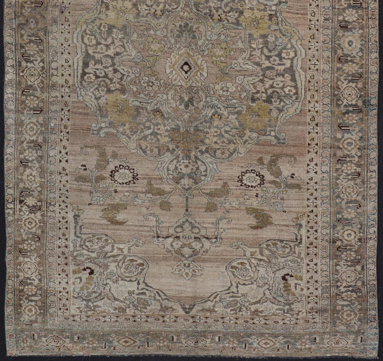Laine  Tapis persan ancien Bidjar avec grand médaillon à fleurs et motif floral