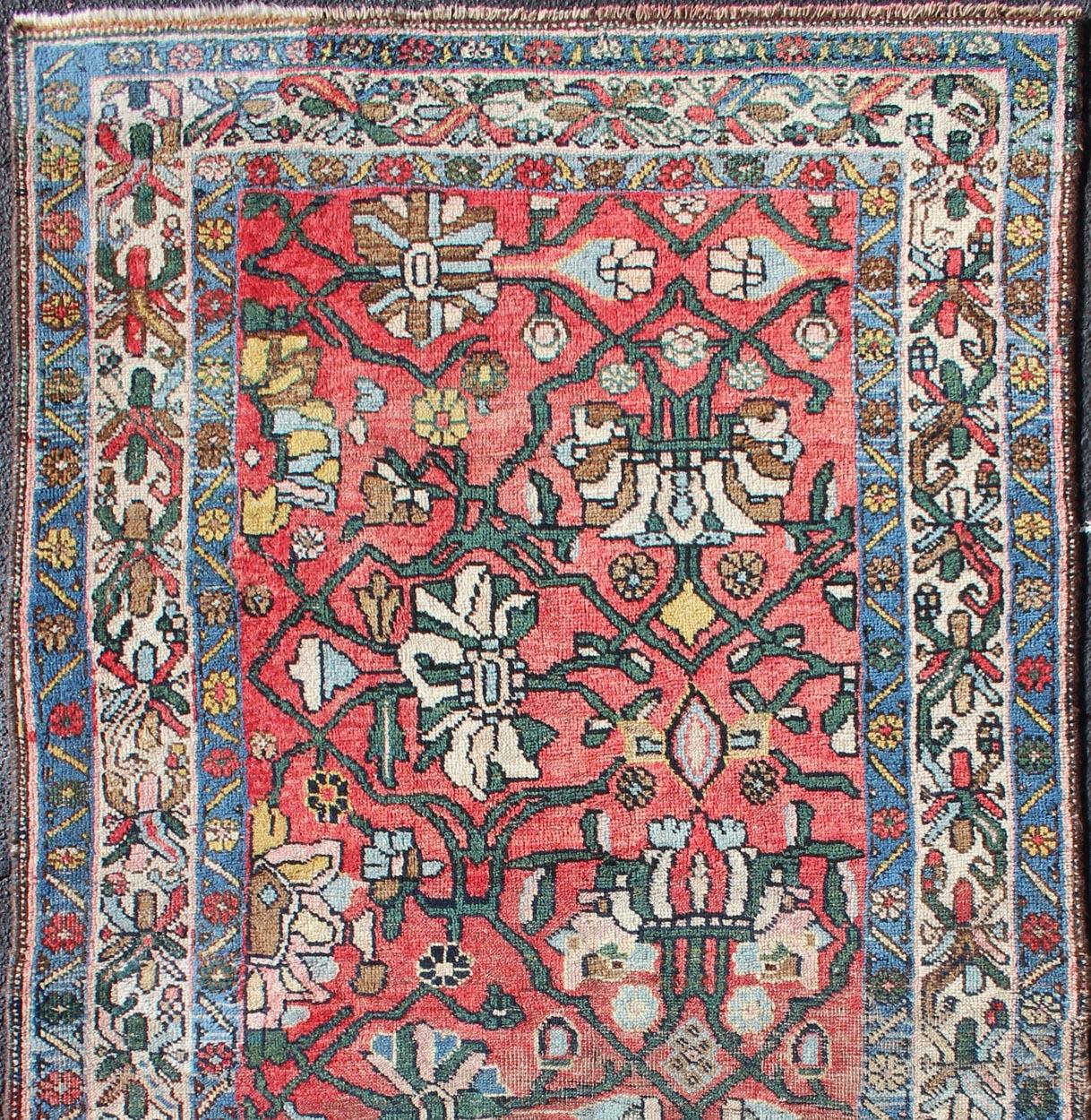 Weicher roter Hintergrund antiker persischer Bidjar Teppich mit floralen Motiven, Teppich H-411-12, Herkunftsland / Typ: Iran / Täbris, um 1900

Dieser antike persische Bidjar-Teppich ist mehrfarbig und hat eine große Blumenpracht, die durch
