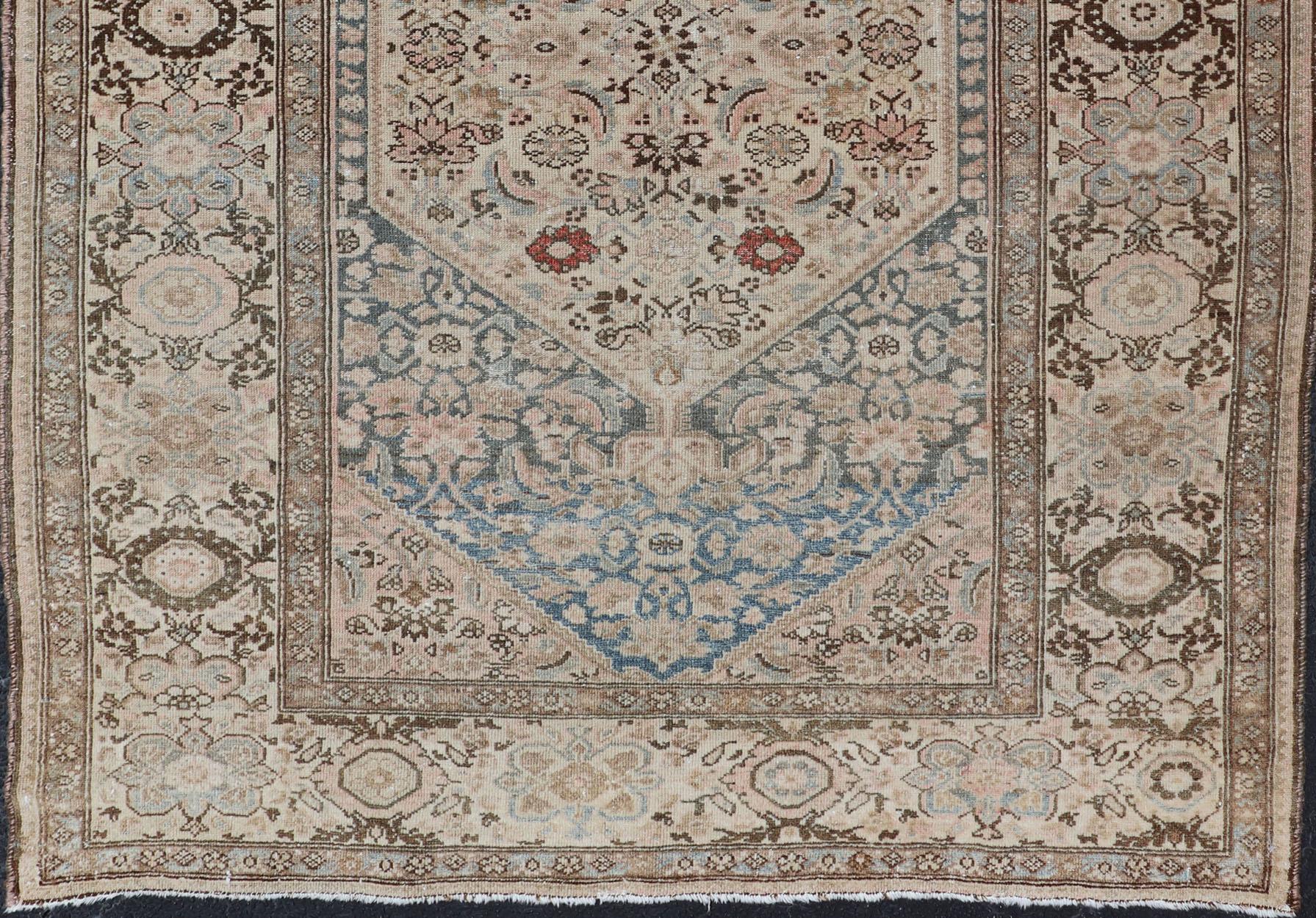Antiker persischer Bidjar-Teppich mit Medaillon und detailliertem Blumenmuster 4'1 x 5'10 im Angebot 2