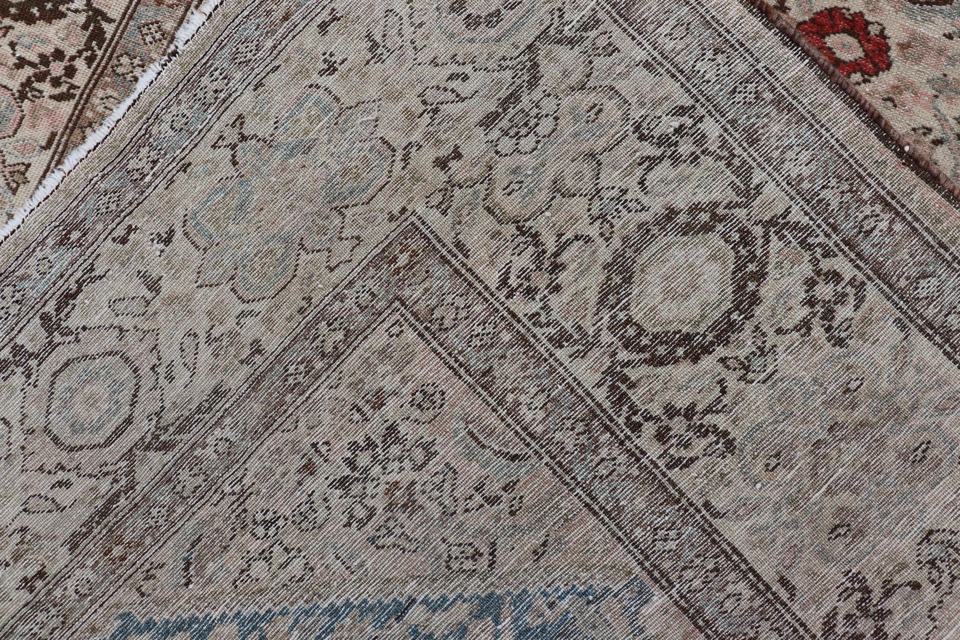 Antiker persischer Bidjar-Teppich mit Medaillon und detailliertem Blumenmuster 4'1 x 5'10 im Angebot 3